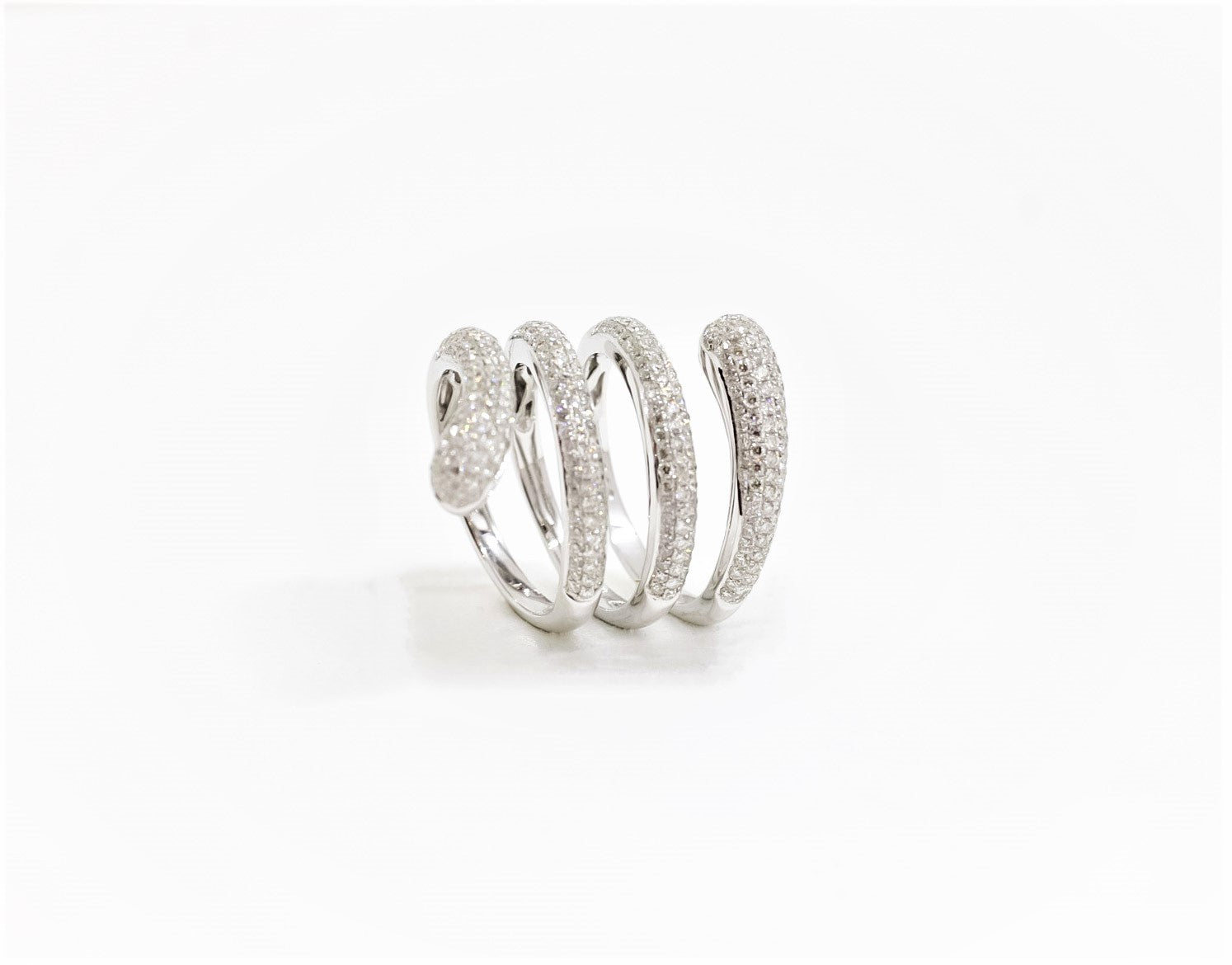 Anillo de cuatro líneas de diamantes en oro blanco