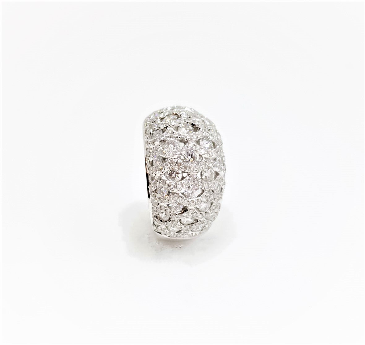 Anillo ancho con diamantes en oro blanco 18kt