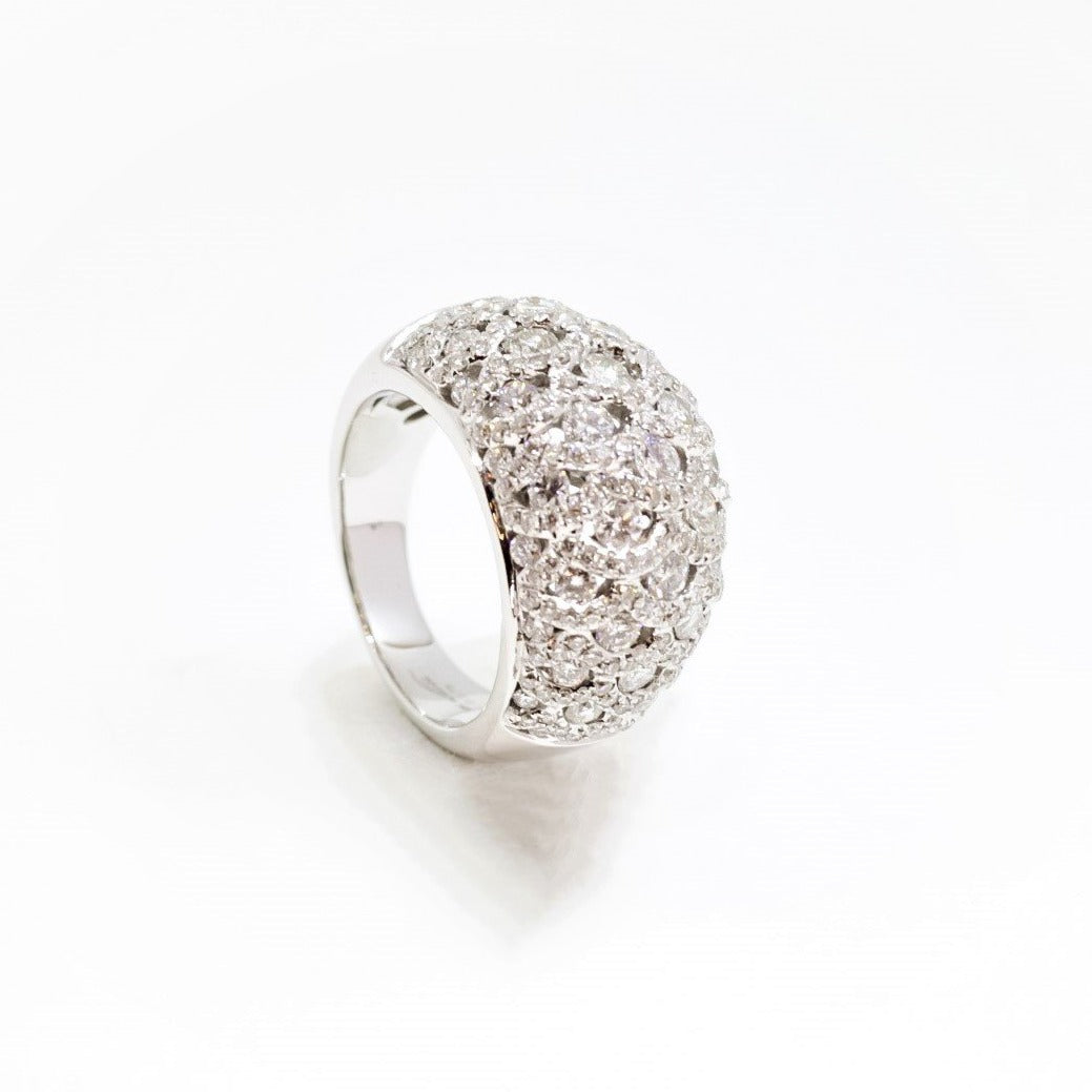 Anillo ancho con diamantes en oro blanco 18kt