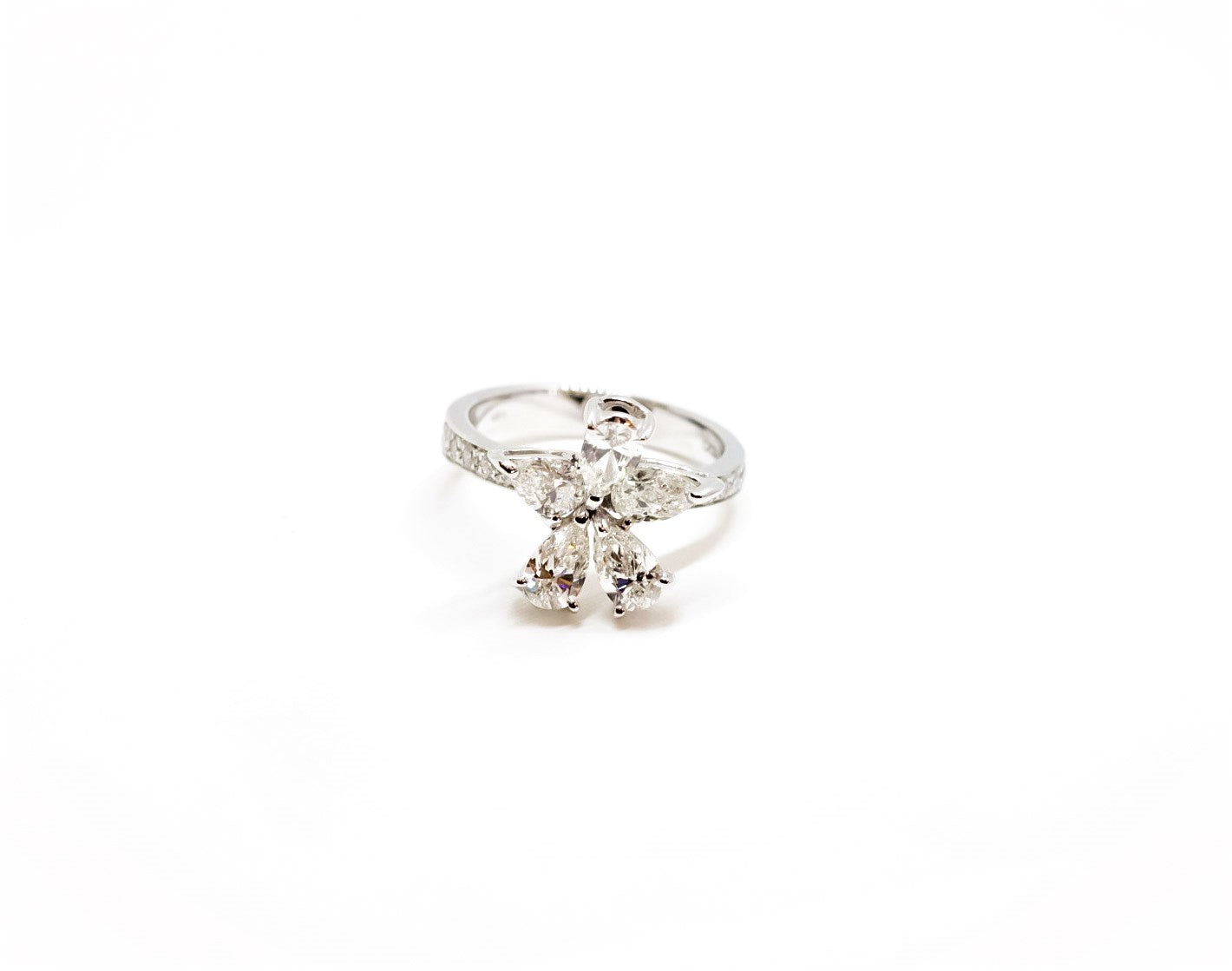 Anillo oro blanco diseño de flor con pétalos en diamantes corte pera