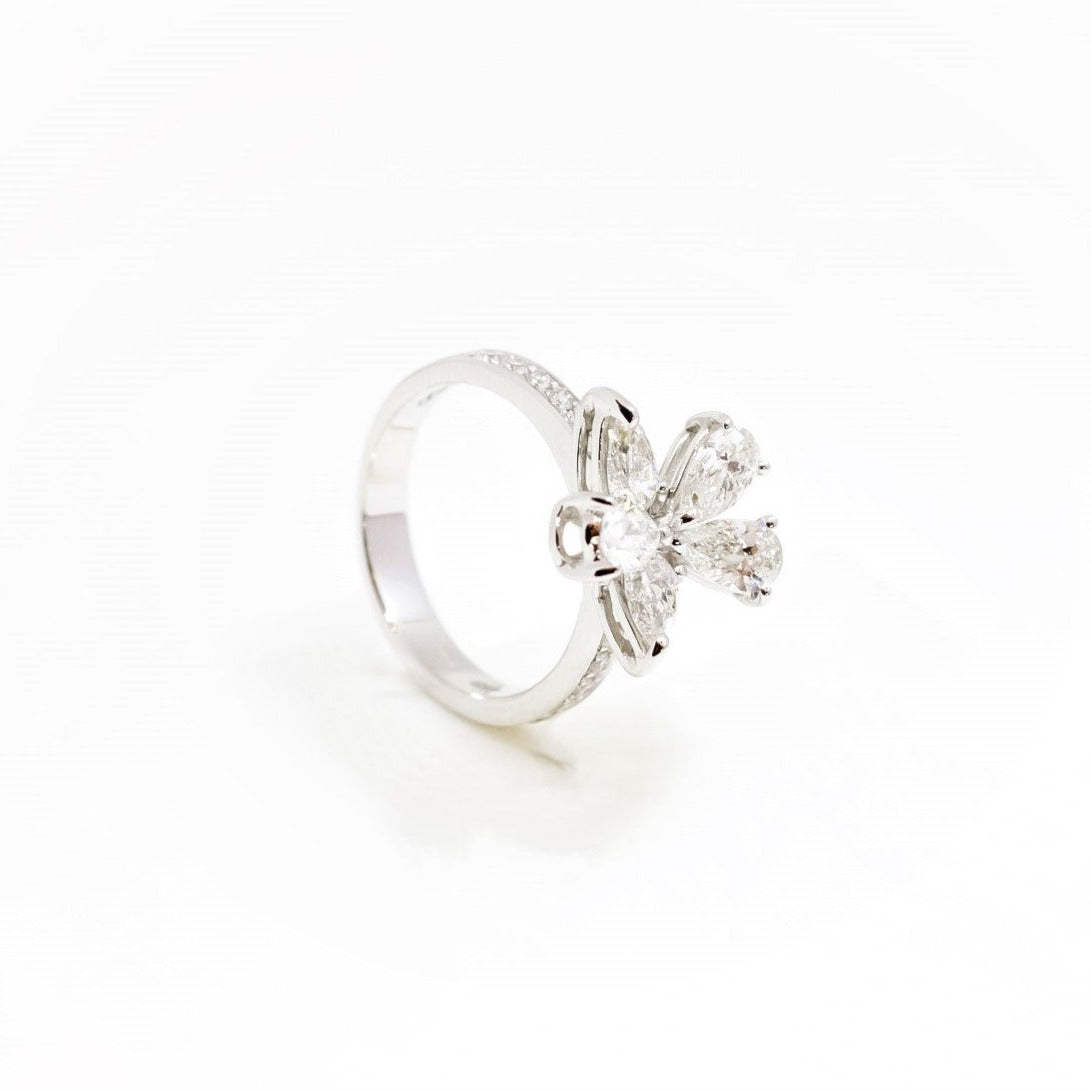 Anillo oro blanco diseño de flor con pétalos en diamantes corte pera