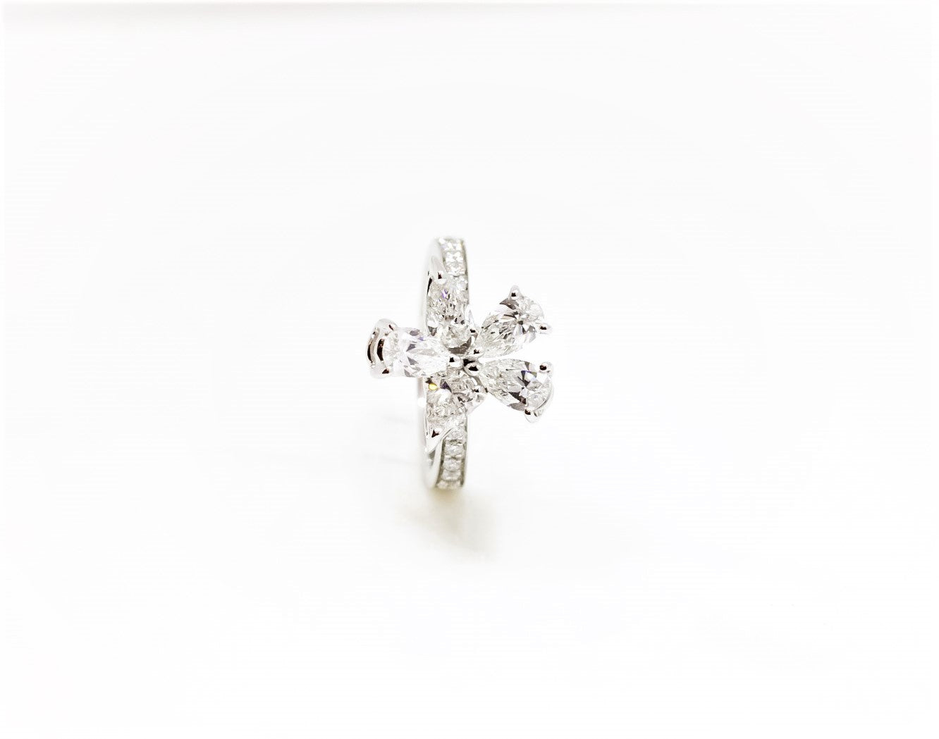 Anillo oro blanco diseño de flor con pétalos en diamantes corte pera