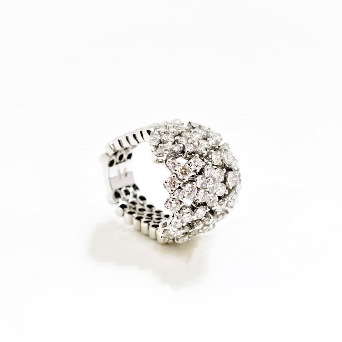 Anillo oro blanco elástico con diamantes diseño de flores