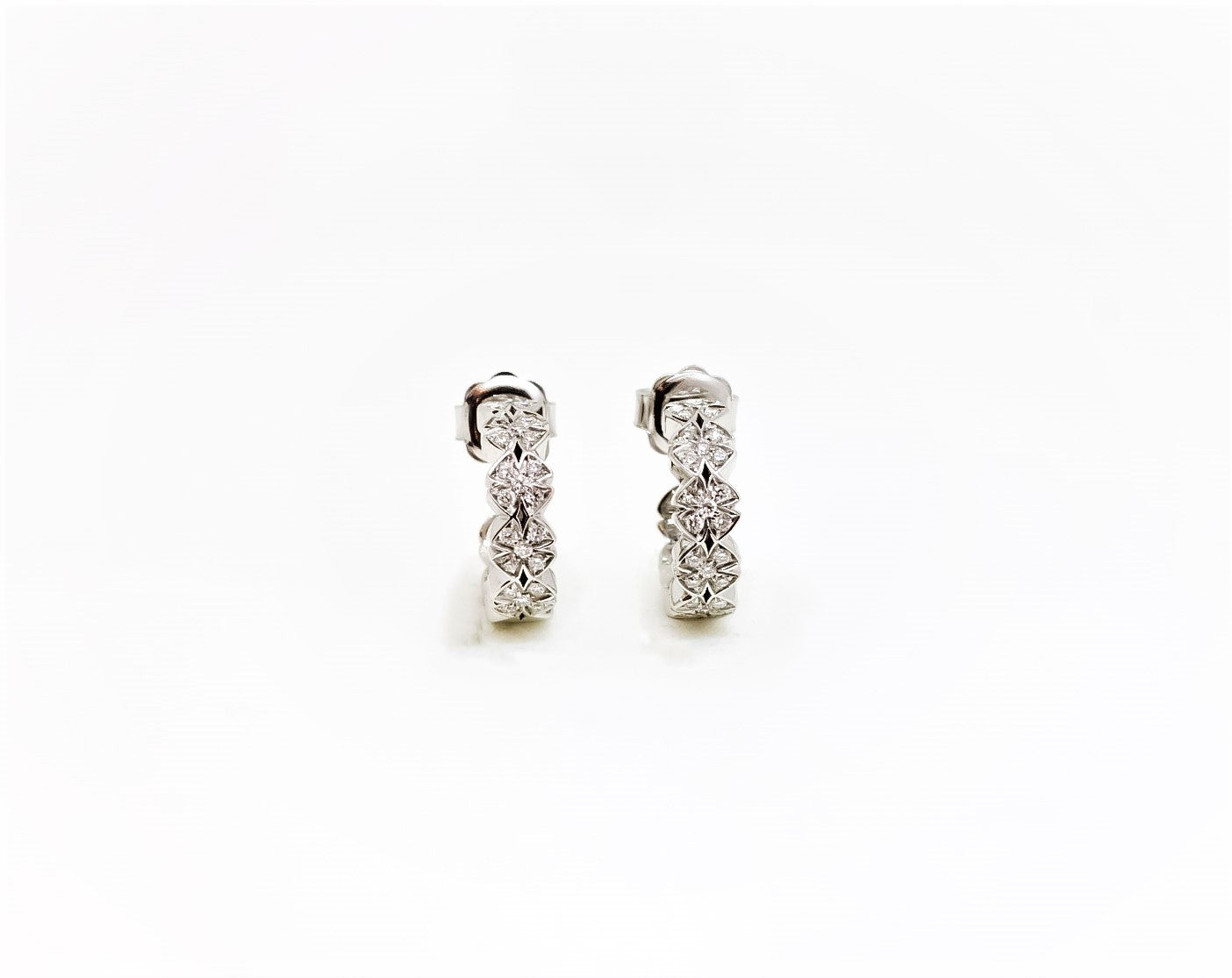 Arete semi argollas oro blanco diseño de flores con diamantes