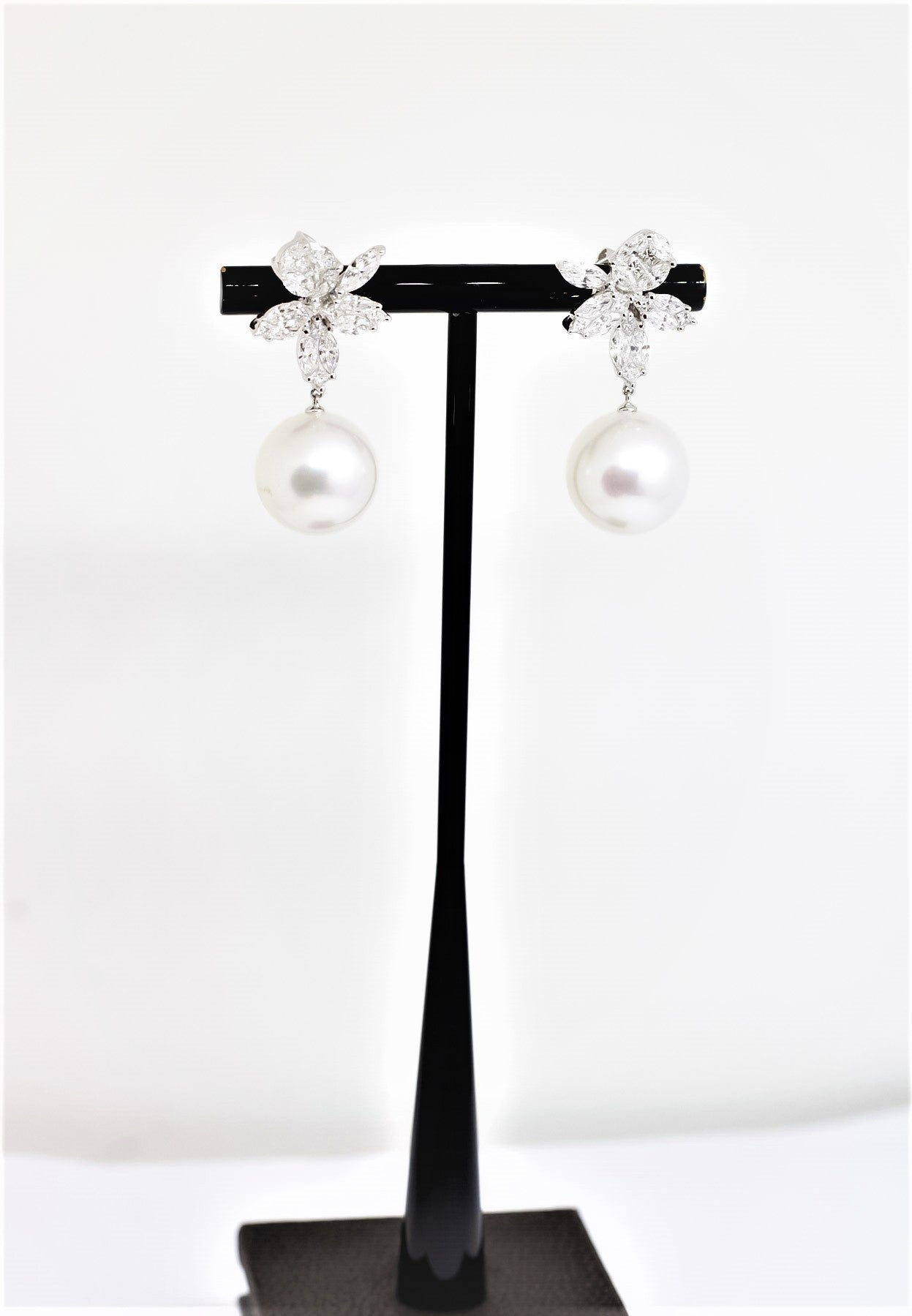 Aretes largos de oro blanco 18kt con diseño de flor en diamantes y perlas blancas