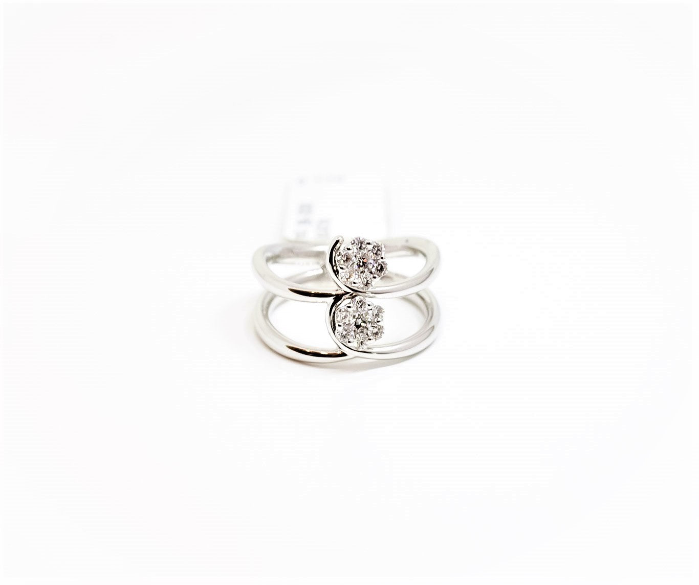 Anillo de dos líneas  en oro blanco con diamantes