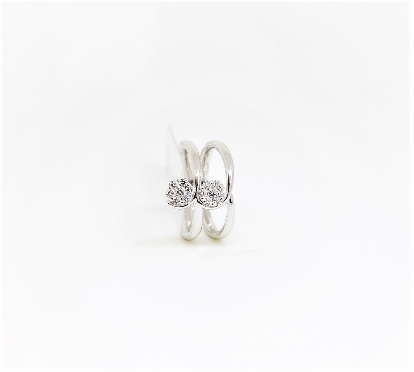 Anillo de dos líneas  en oro blanco con diamantes