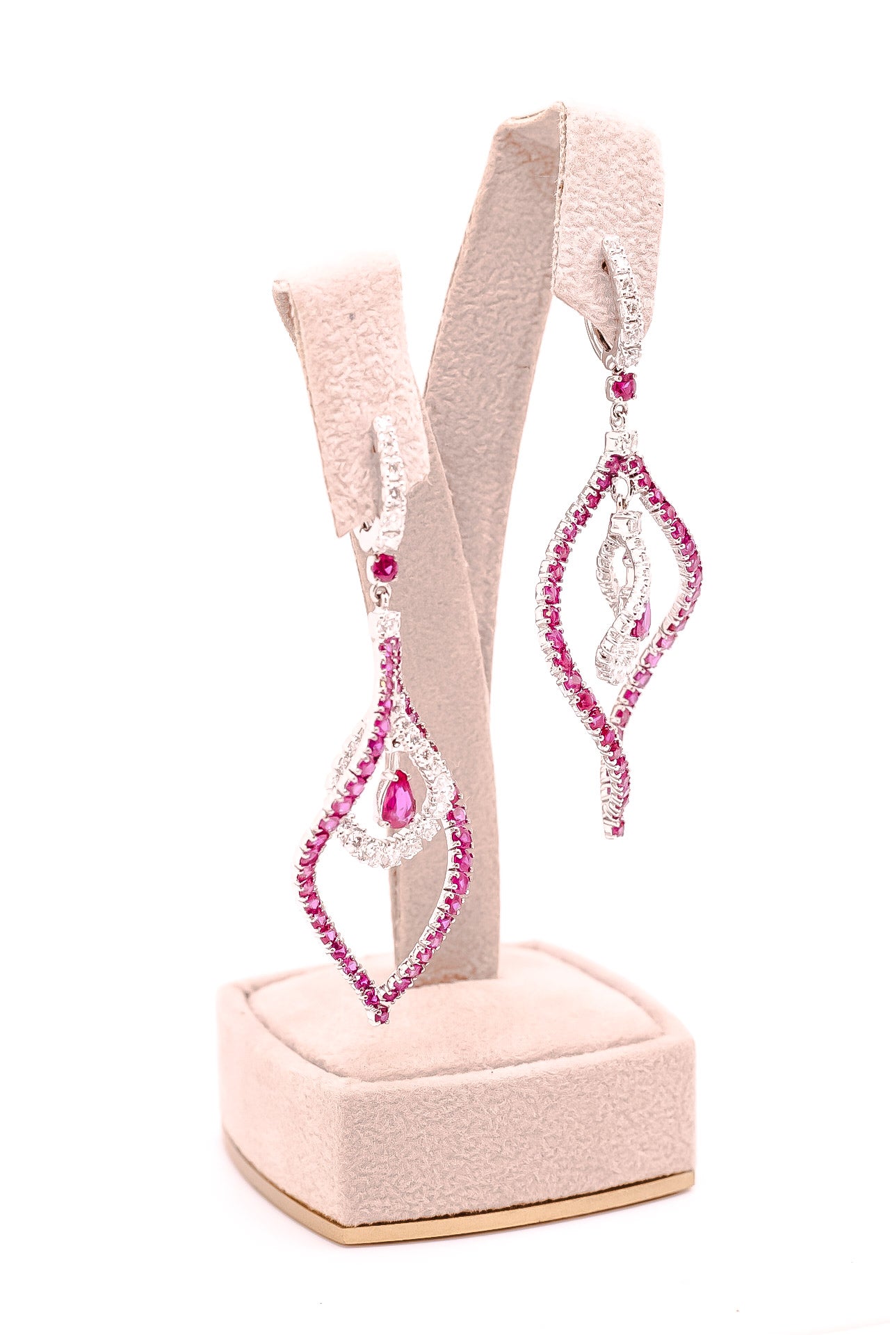 Aretes largos oro blanco con diamantes y rubís