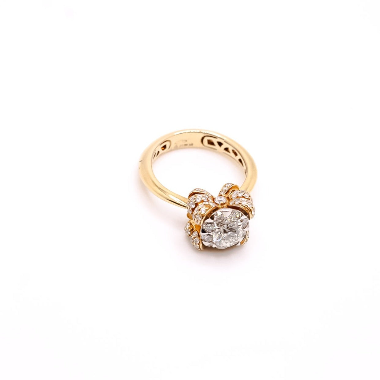 Anillo oro amarillo con diseño de lasos con diamantes y piedra central
