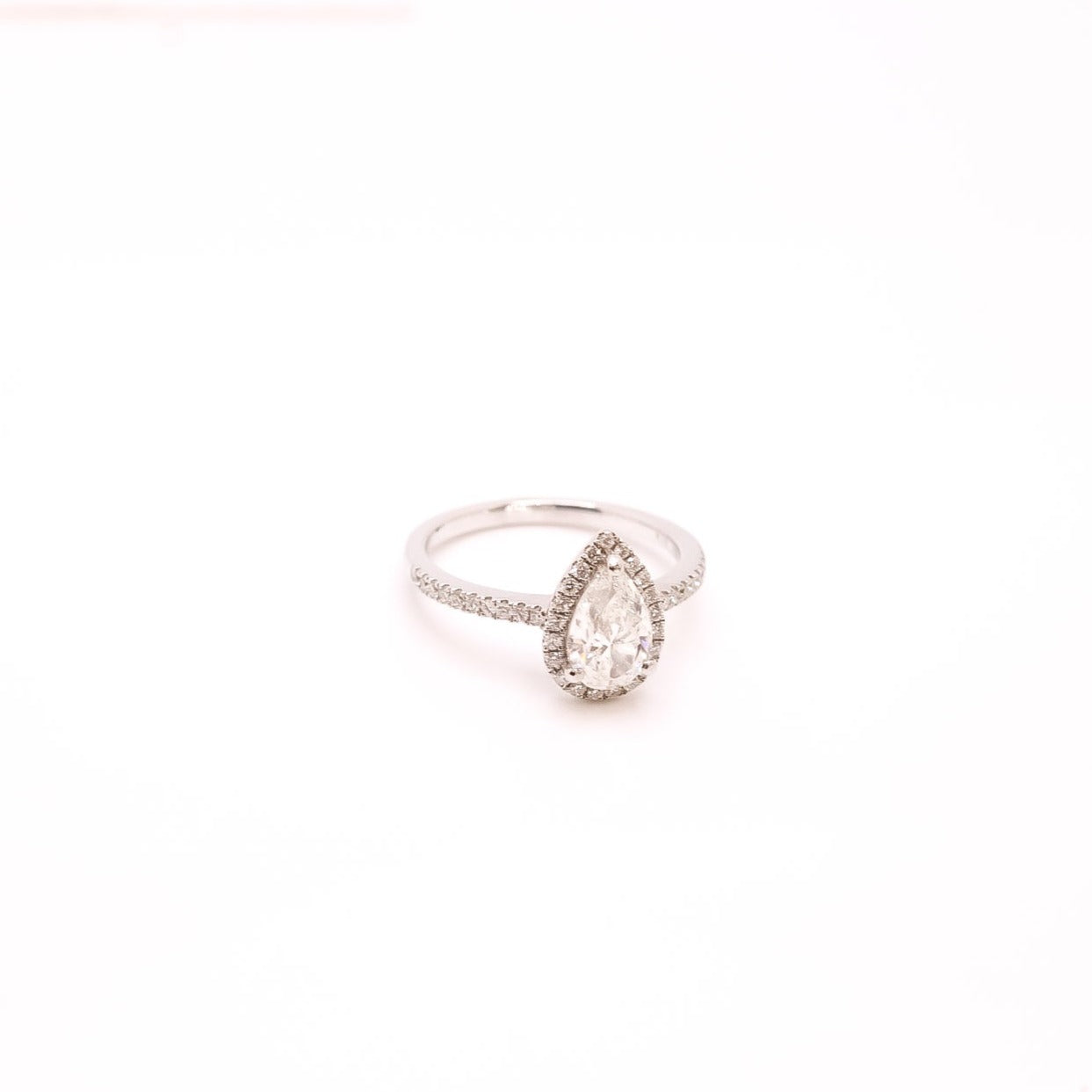 Anillo de compromiso en oro blanco 18kt con diamantes
