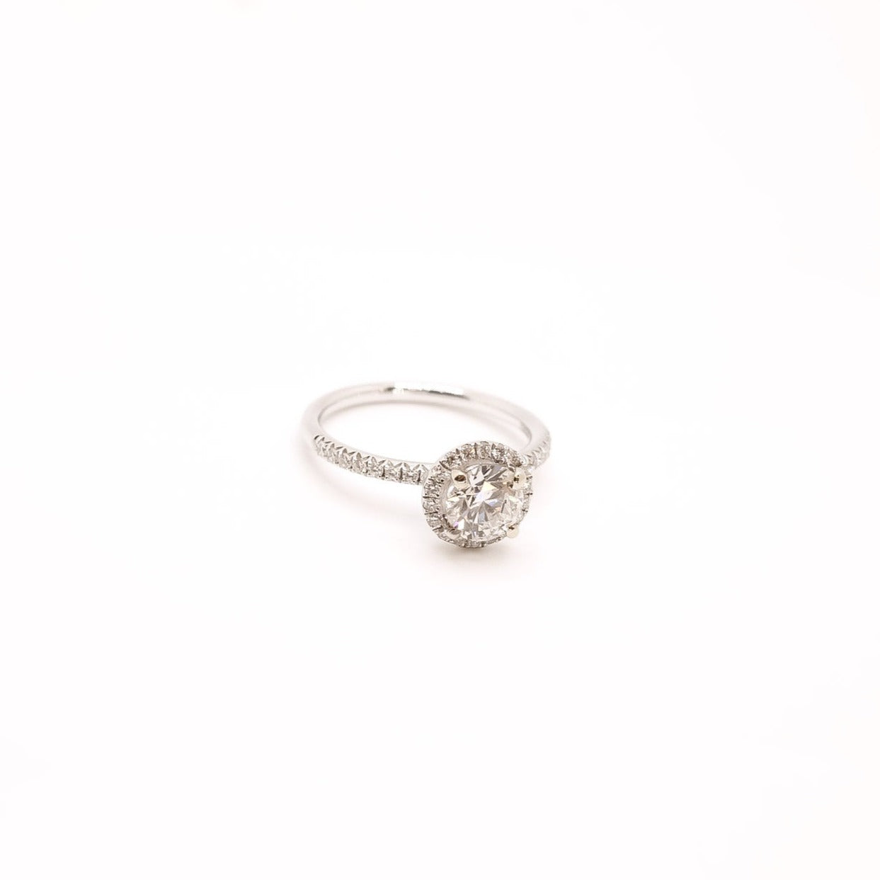 Anillo de compromiso en oro blanco 18k con diamantes