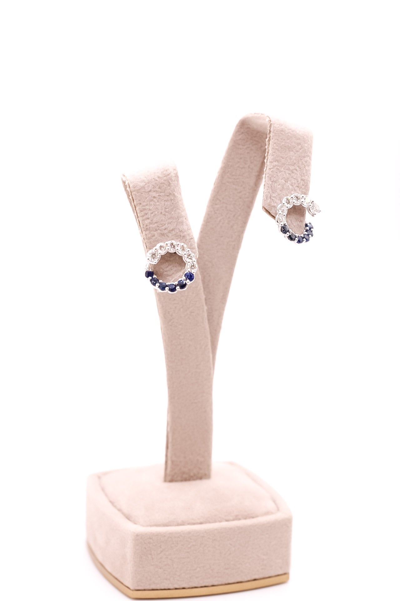 Aretes en oro blanco 18kt  circulares con diamantes y zafiros