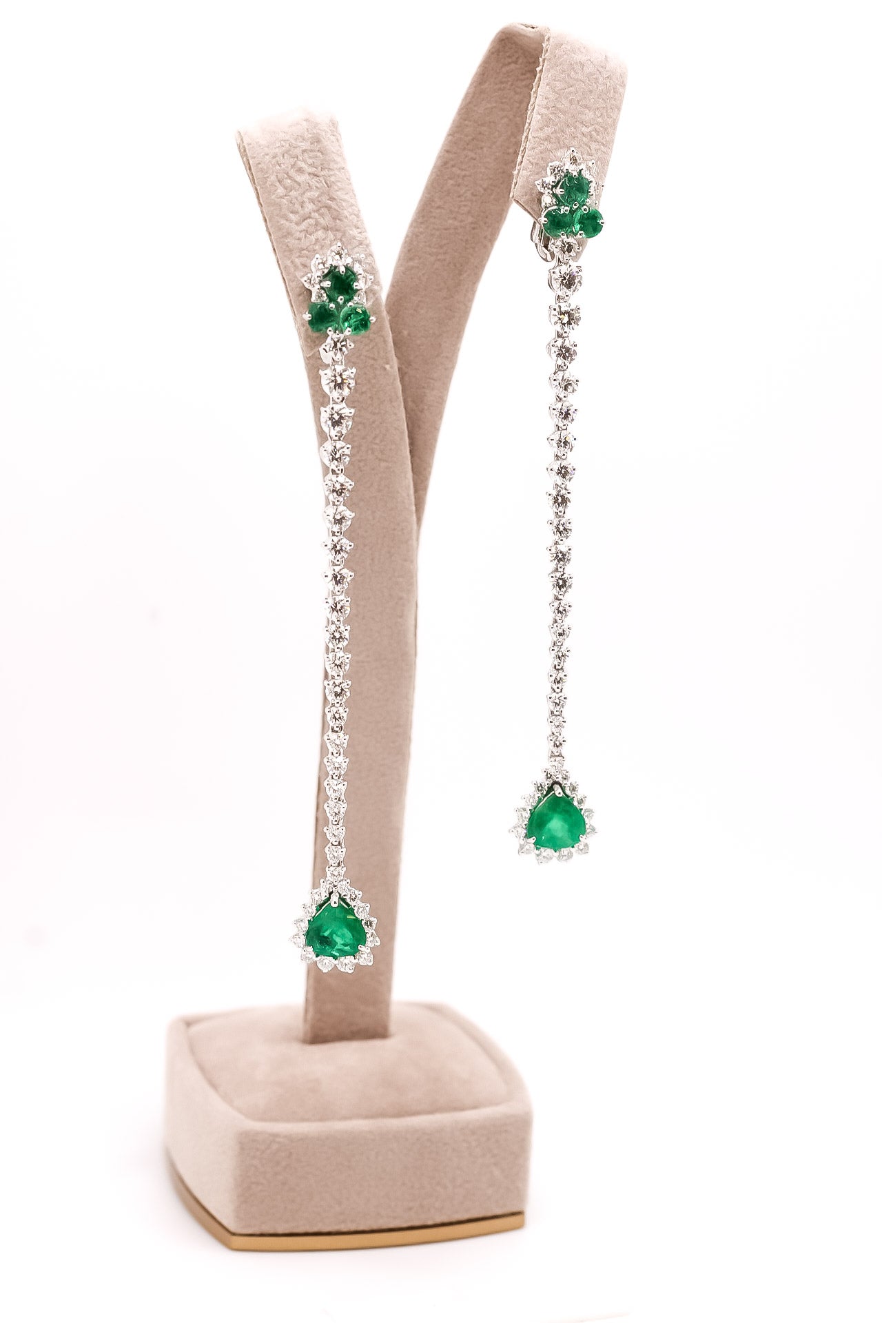 Aretes largos en oro blanco 18kt con diamantes redondos y esmeraldas redondas, corte pera