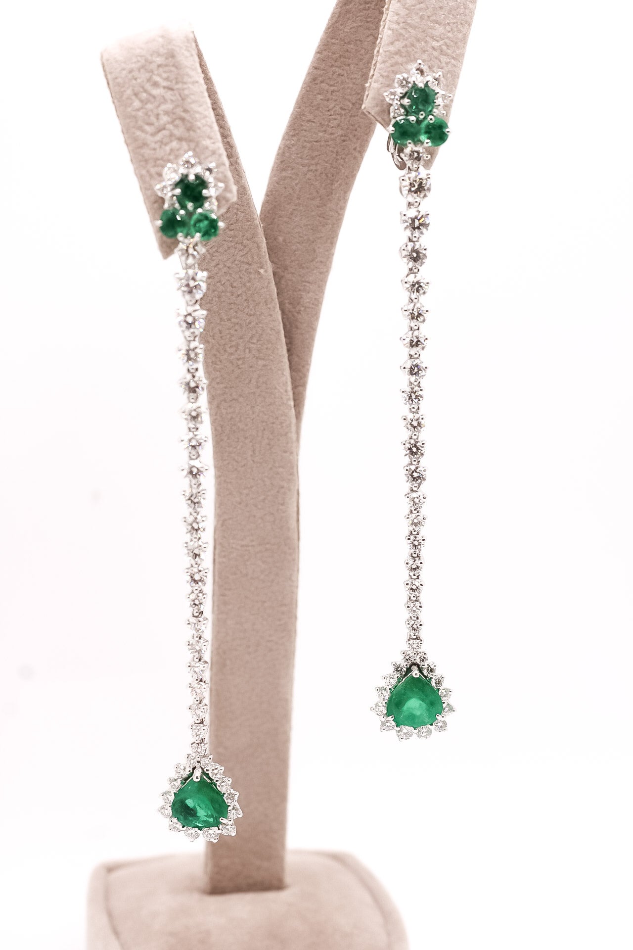 Aretes largos en oro blanco 18kt con diamantes redondos y esmeraldas redondas, corte pera