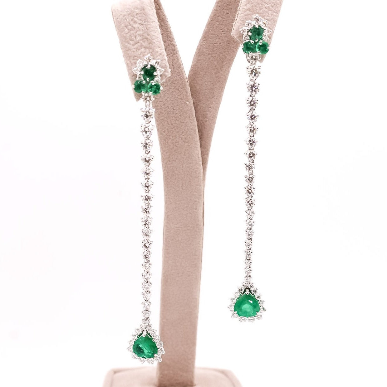 Aretes largos en oro blanco 18kt con diamantes redondos y esmeraldas redondas, corte pera