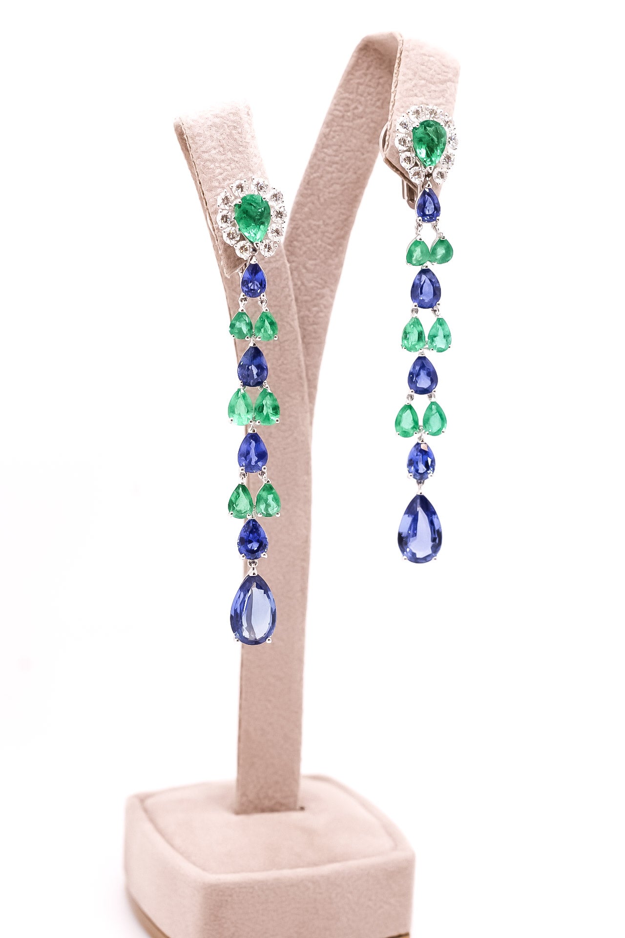 Aretes largos oro blanco 18kt con diamantes, esmeraldas y zafiros en corte pera