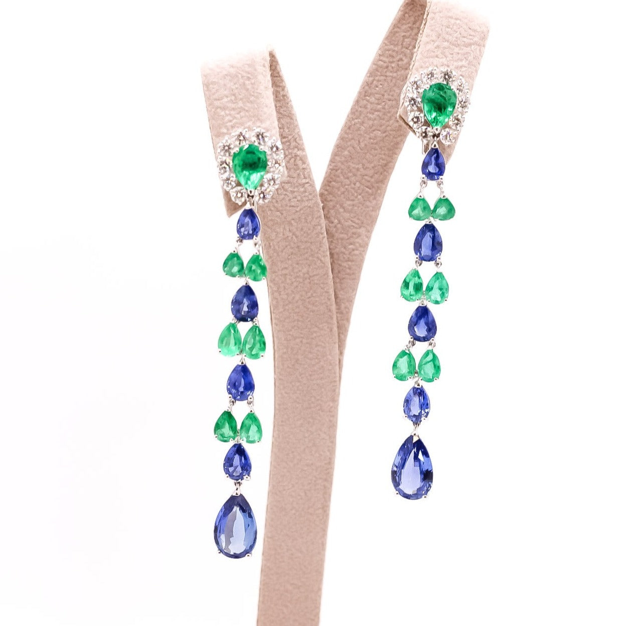 Aretes largos oro blanco 18kt con diamantes, esmeraldas y zafiros en corte pera