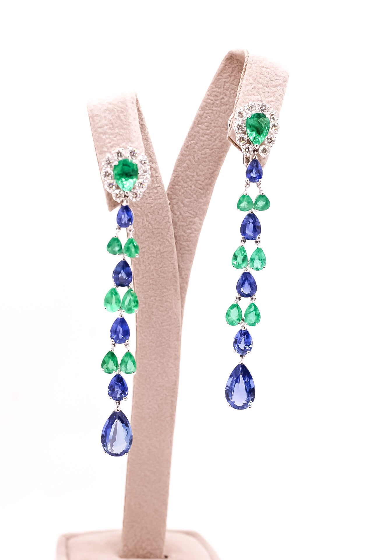Aretes largos oro blanco 18kt con diamantes, esmeraldas y zafiros en corte pera