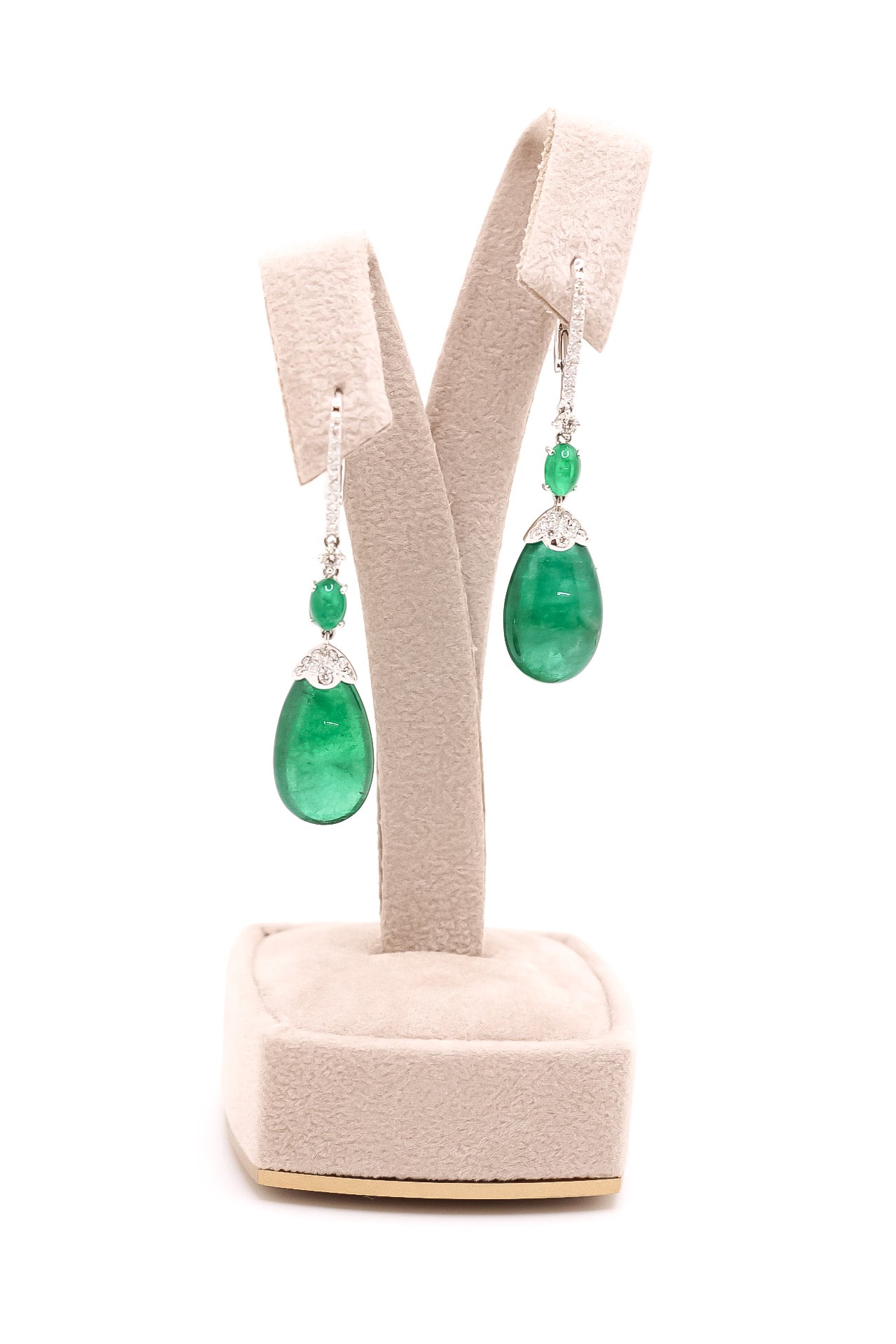 Aretes semi largos en oro blanco con cabujón de esmeralda en forma de pera y diamantes