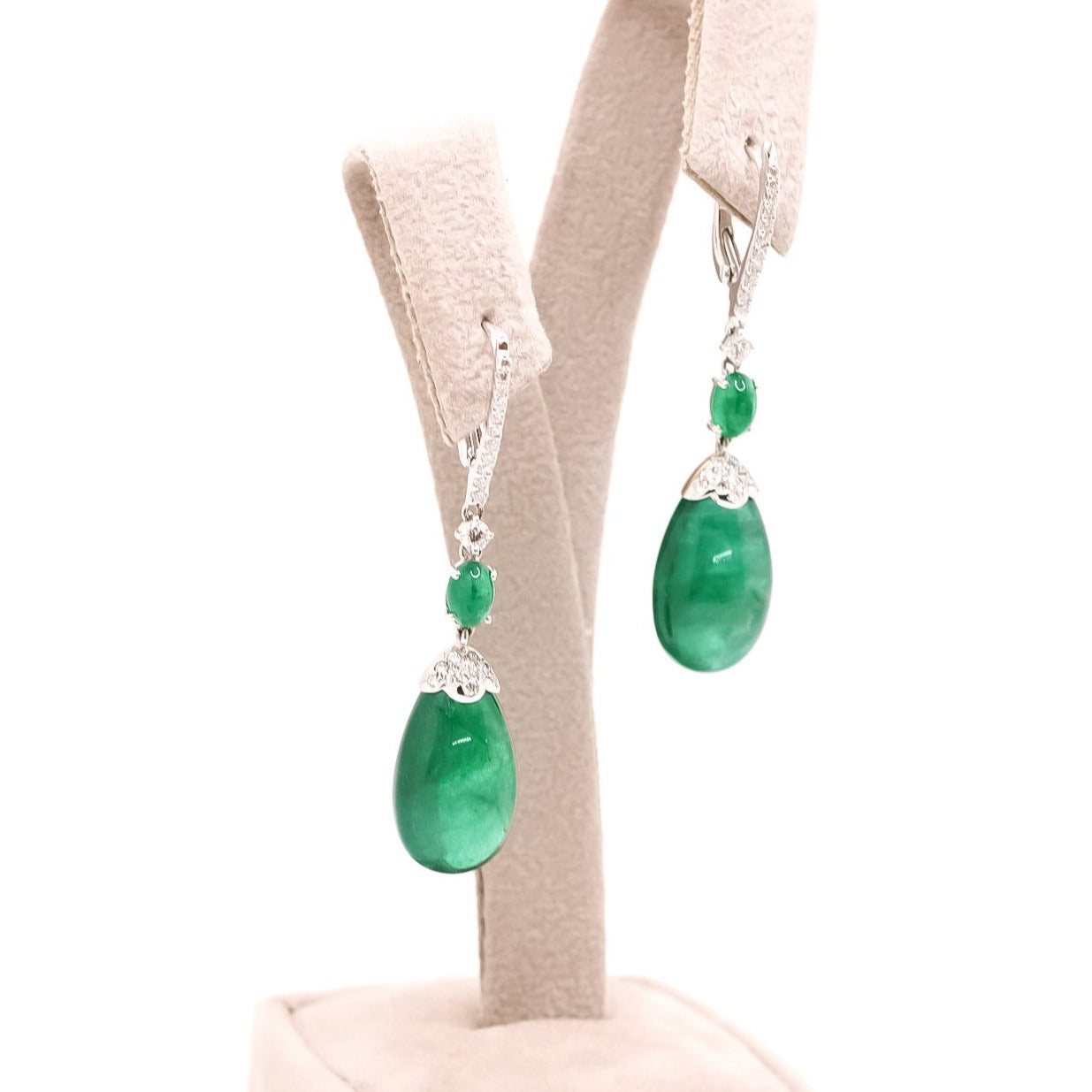 Aretes semi largos en oro blanco con cabujón de esmeralda en forma de pera y diamantes