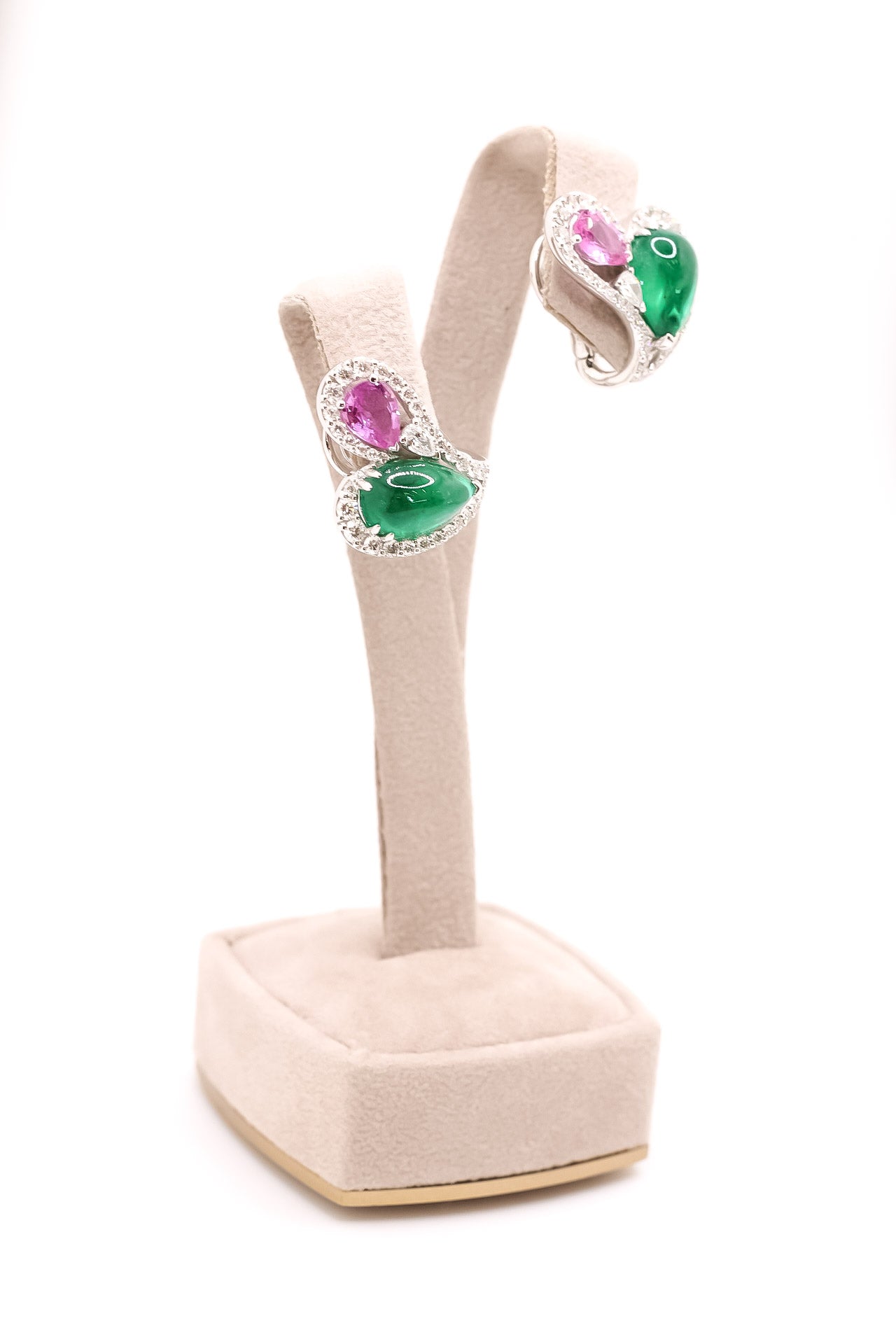 Aretes en oro blanco 18kt con cabujón de esmeralda en forma de pera y rubís corte pera diamantes