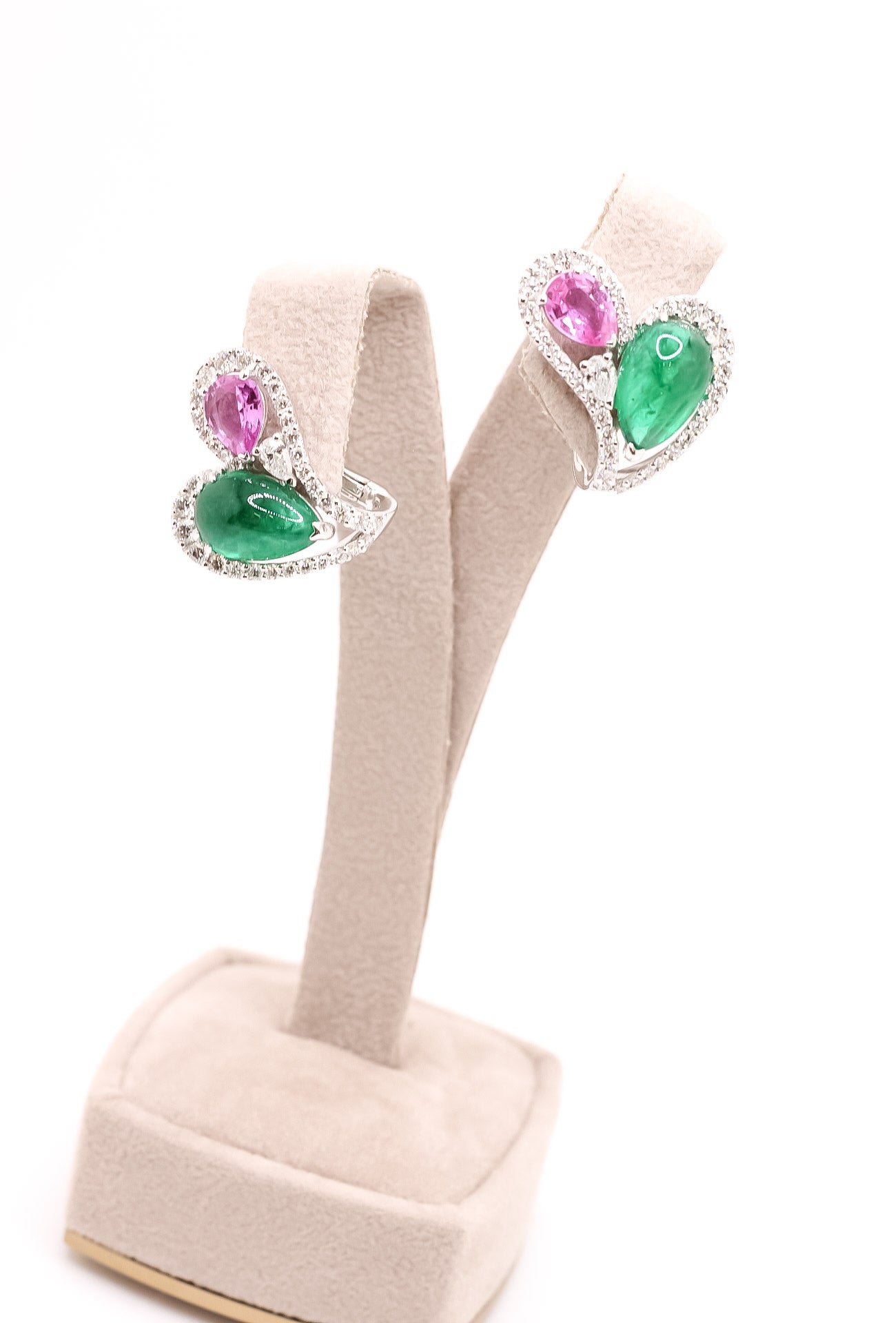 Aretes en oro blanco 18kt con cabujón de esmeralda en forma de pera y rubís corte pera diamantes