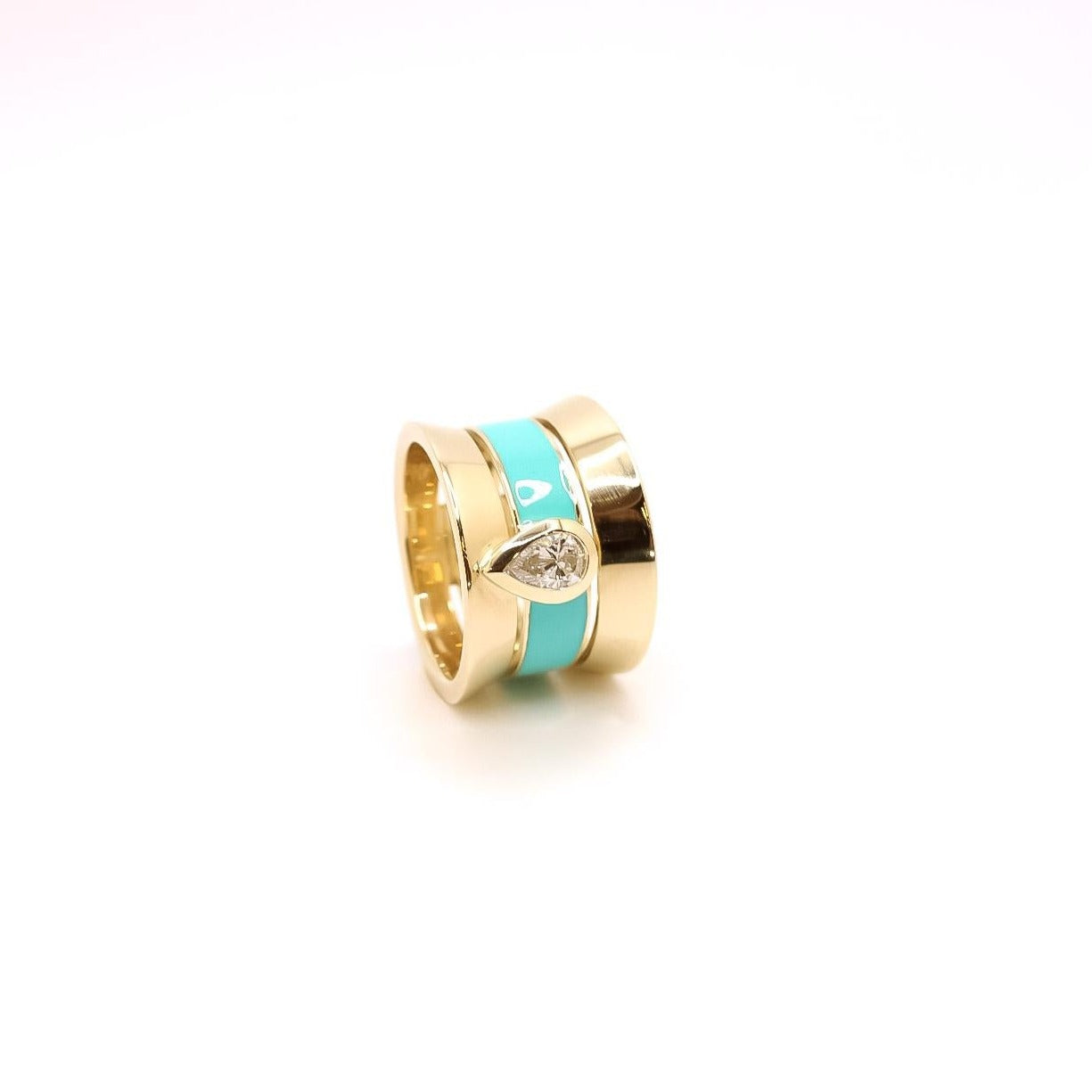 Anillo ancho oro amarillo  con diamante en corte pera