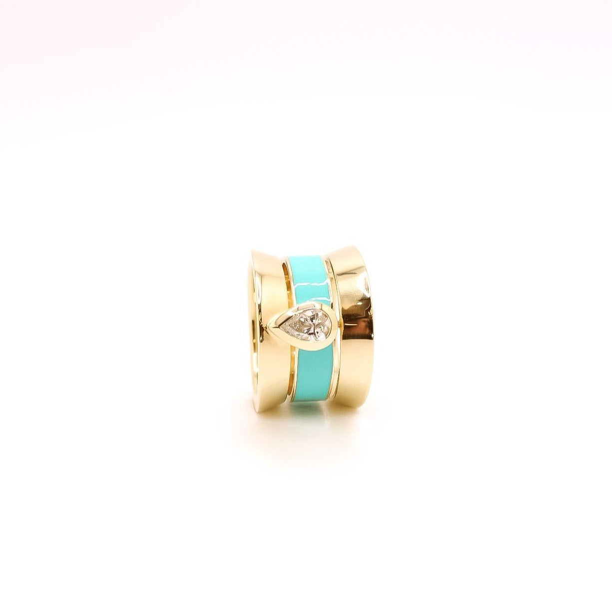 Anillo ancho oro amarillo  con diamante en corte pera