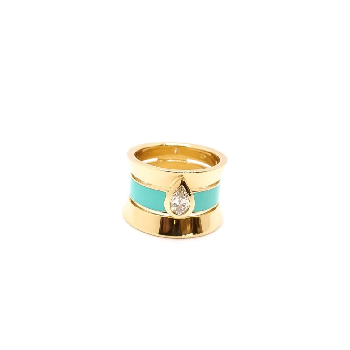 Anillo ancho oro amarillo  con diamante en corte pera