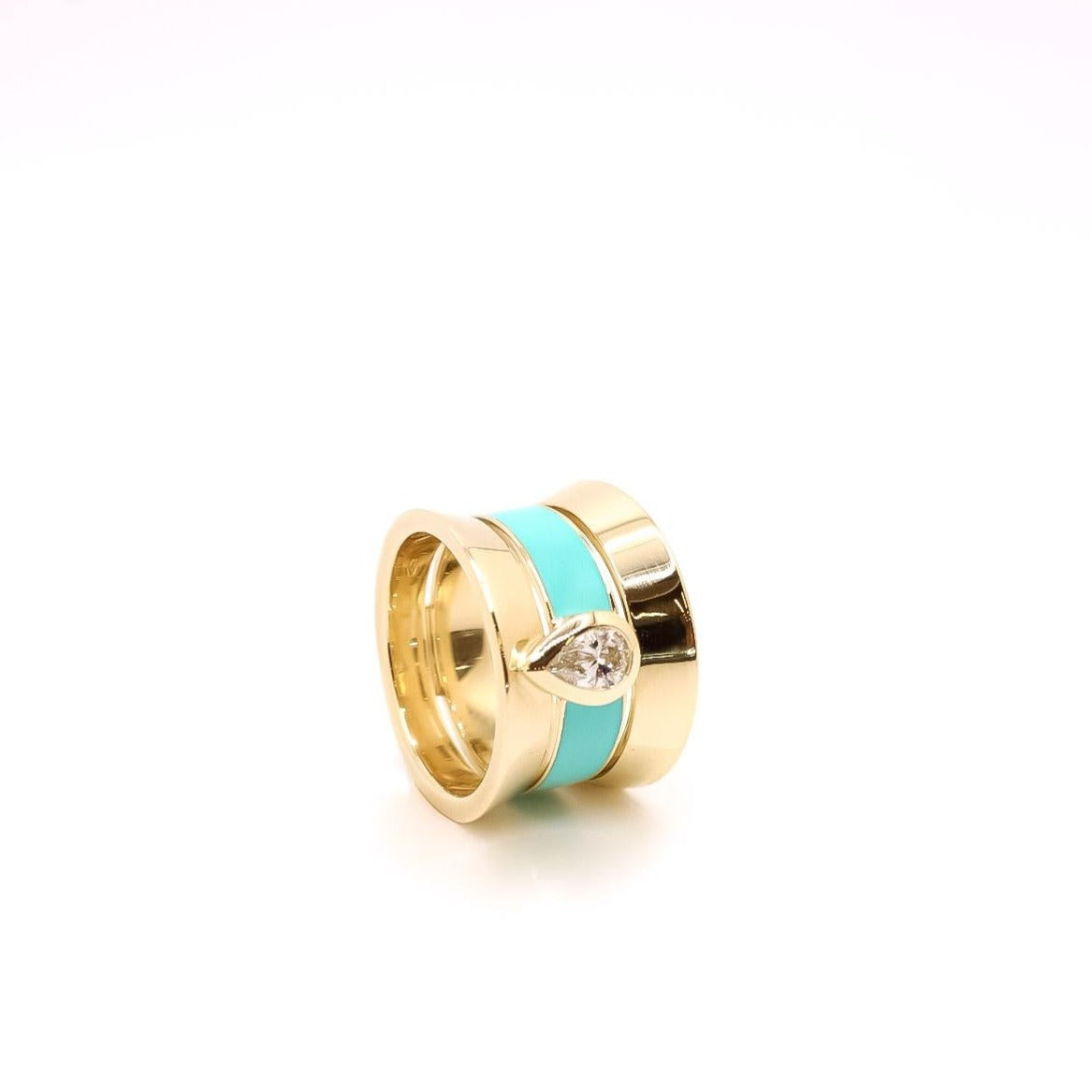 Anillo ancho oro amarillo  con diamante en corte pera