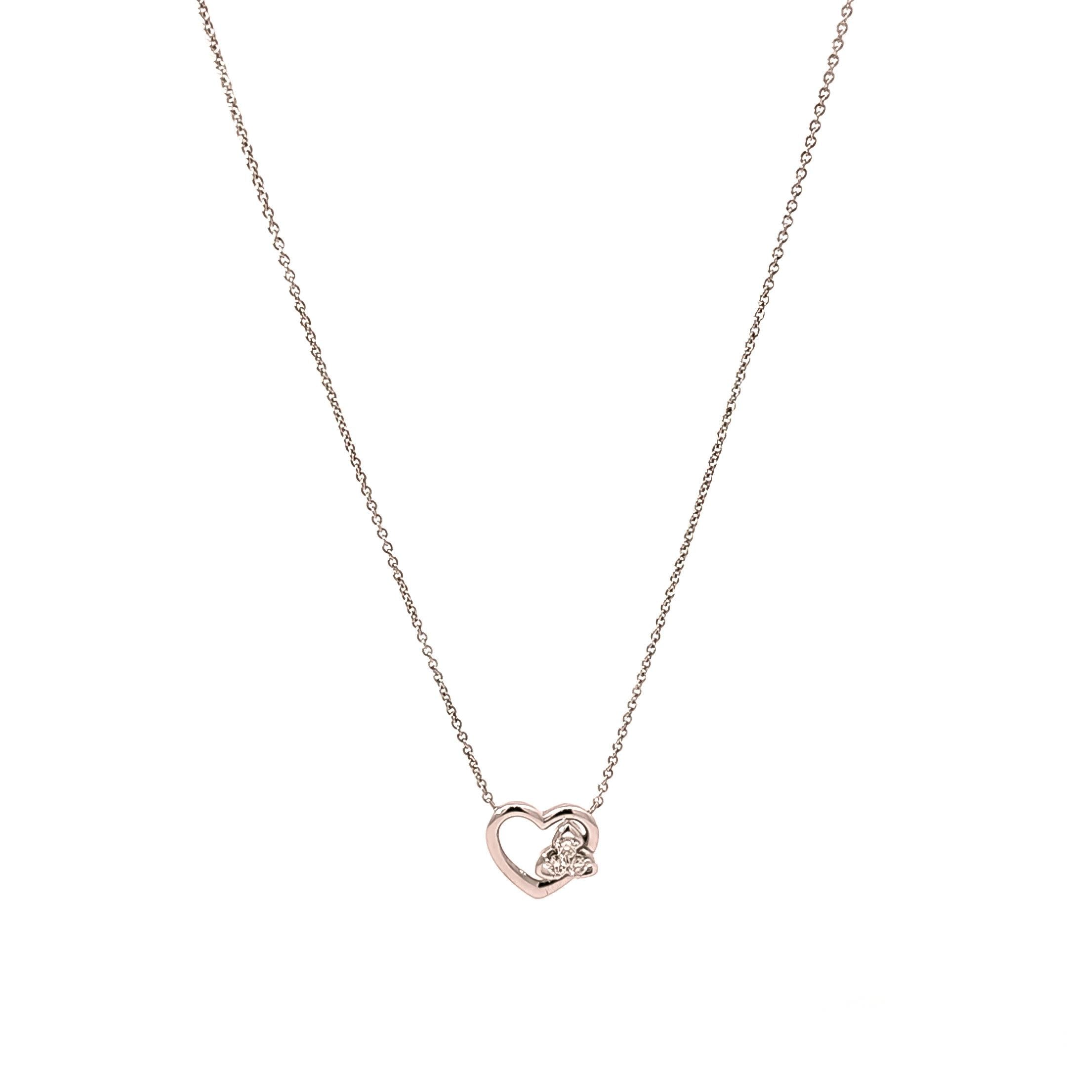 Collar en oro blanco 18kt con dije en forma de corazòn  y diamantes