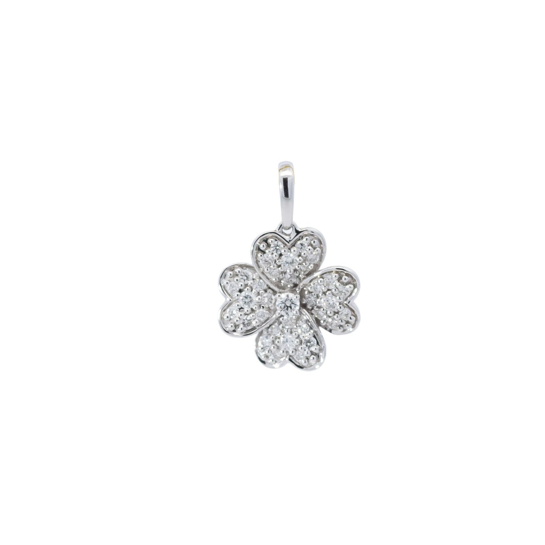 Dije 18k diseño de trébol  con diamantes
