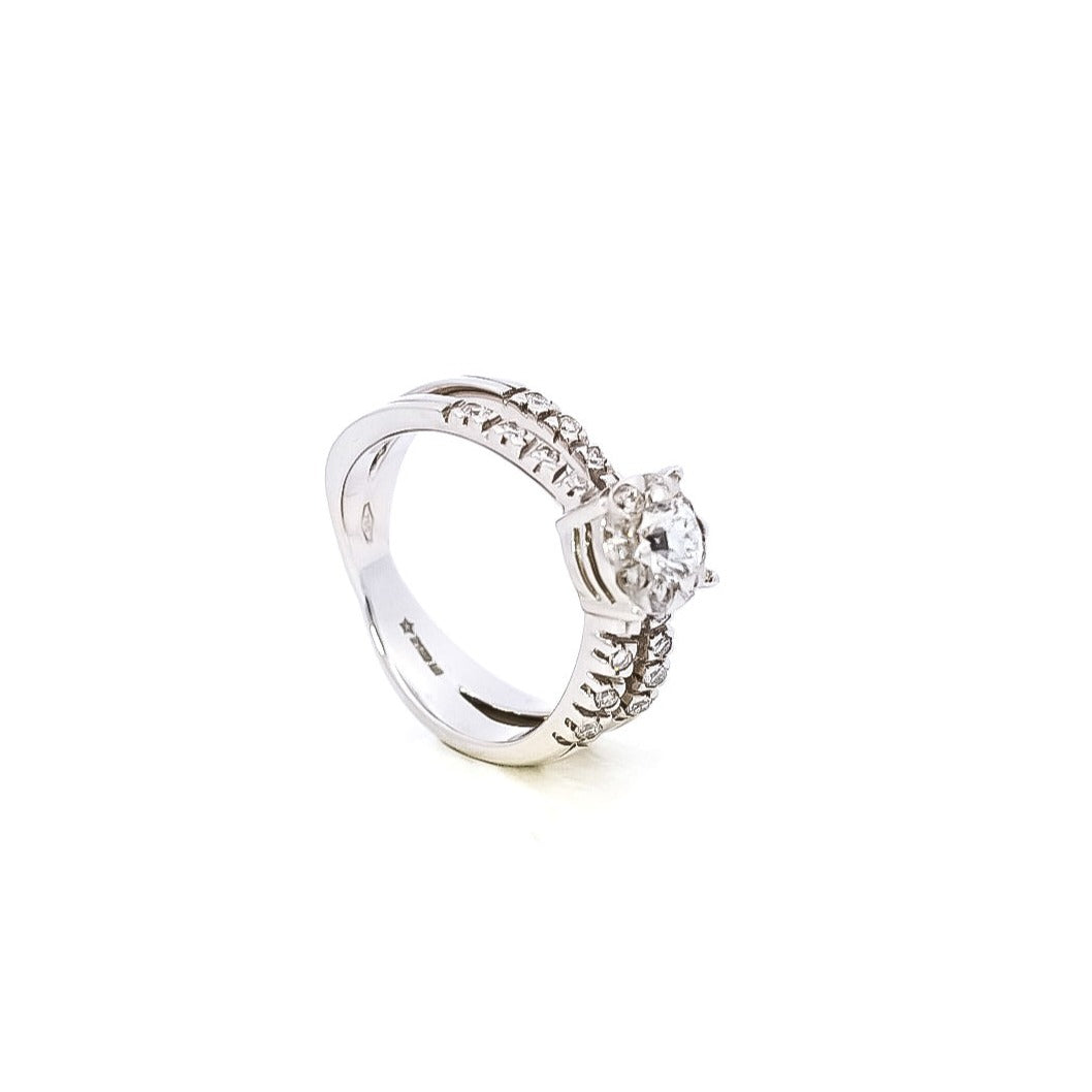 Anillo de compromiso en oro blanco 18kt con diamantes