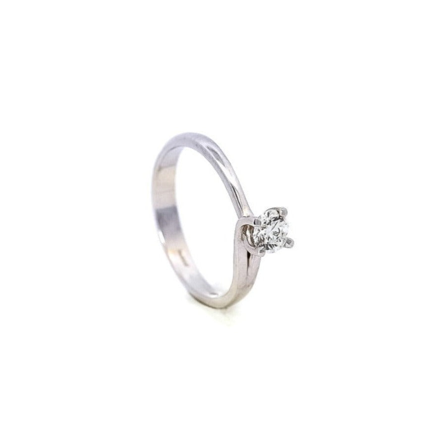 Anillo de compromiso tipo solitario en oro blanco 18kt con diamante