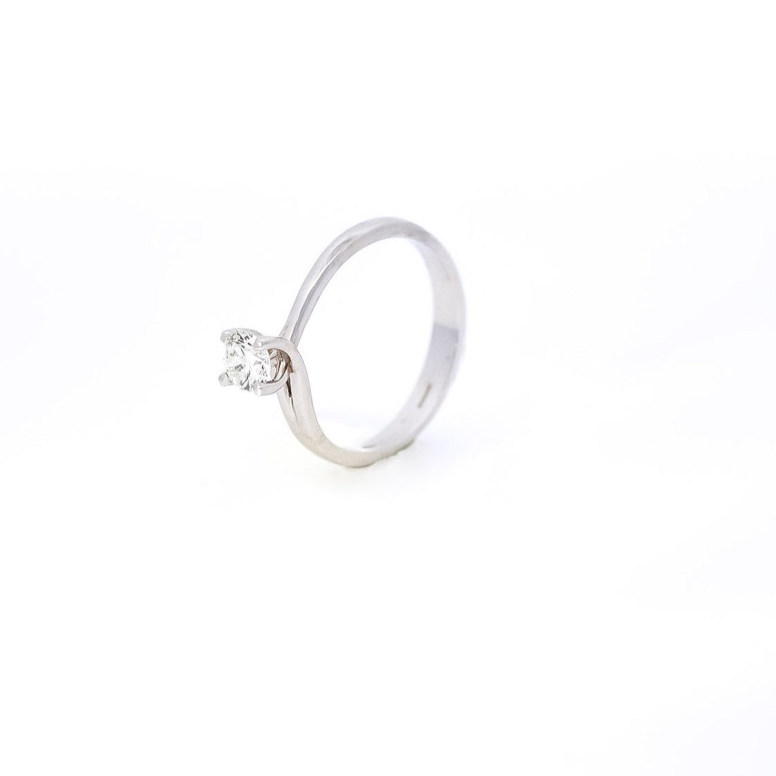 Anillo de compromiso tipo solitario en oro blanco 18kt con diamante