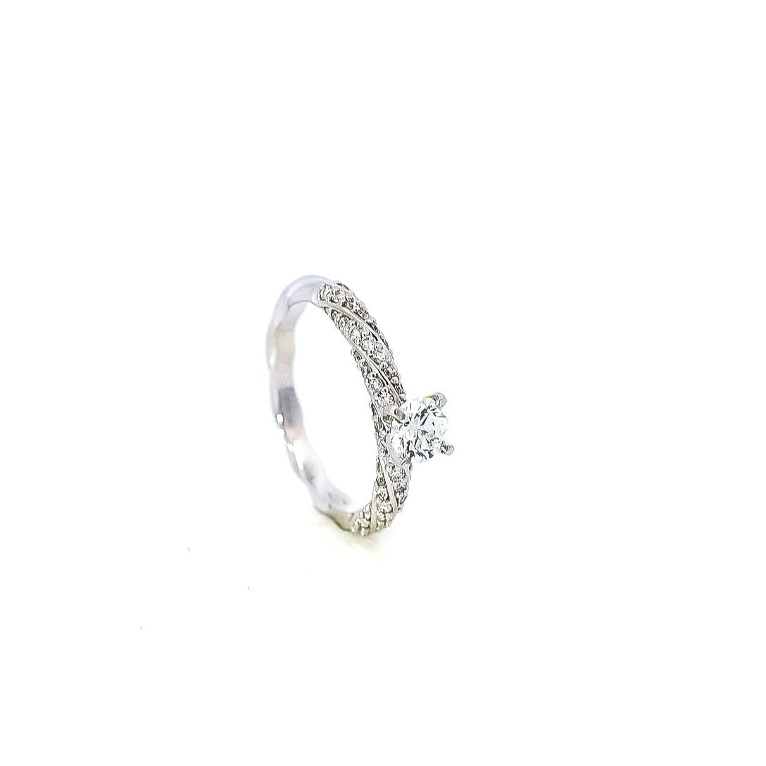 Anillo tipo pave en oro blanco 18kt con diamante