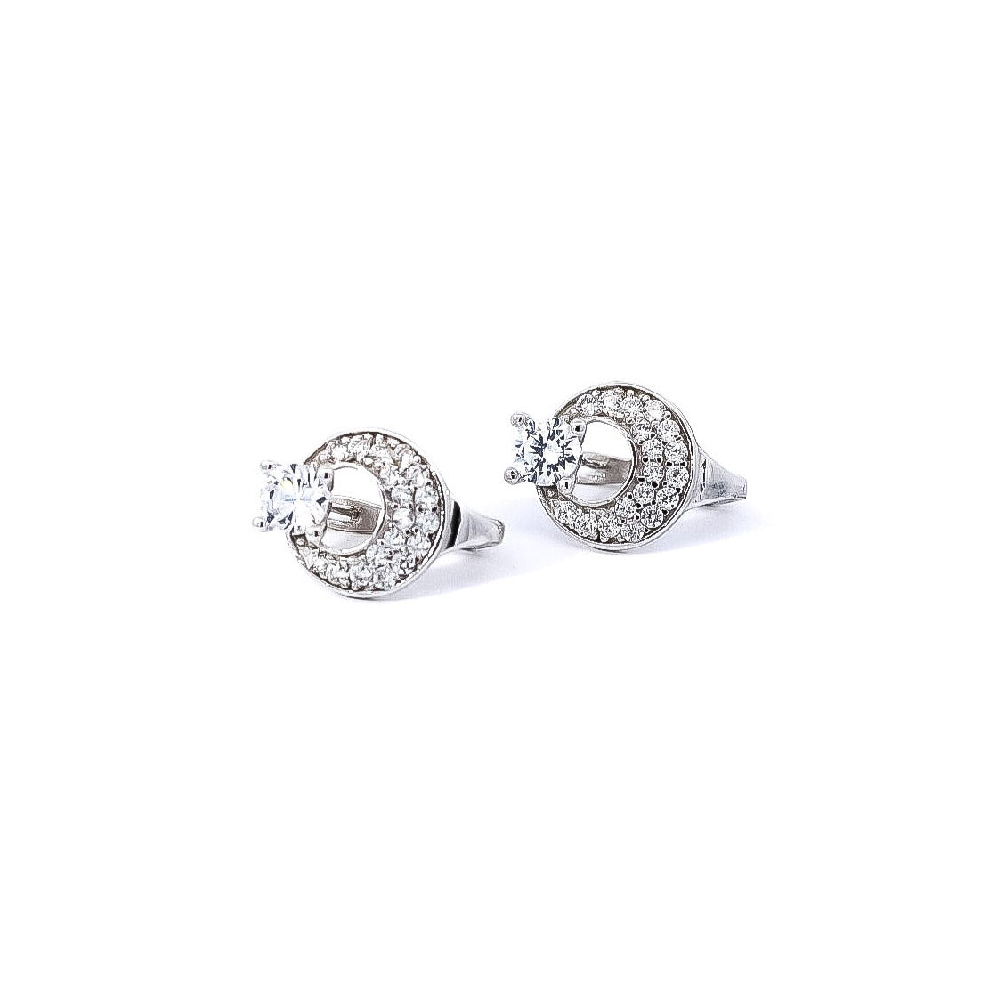 Aretes tipo huggies en oro blanco 18kt con circones