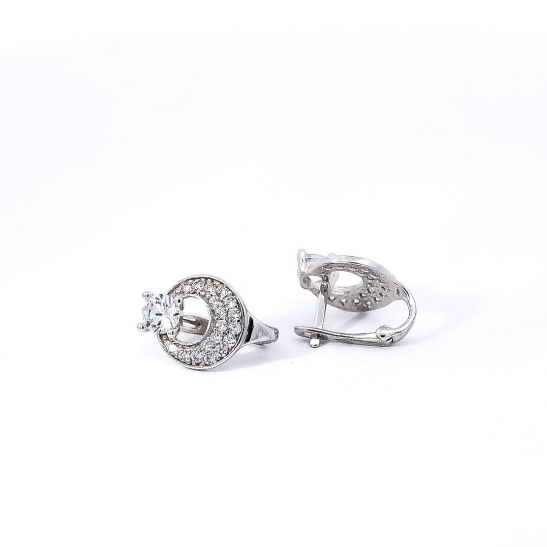 Aretes tipo huggies en oro blanco 18kt con circones