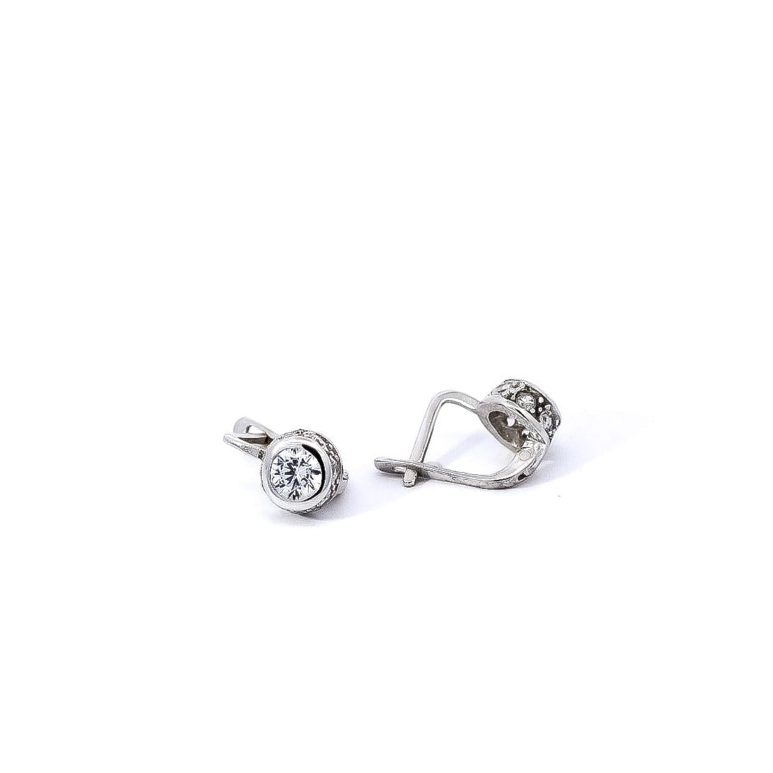 Aretes oro blanco 18kt tipo huggies con circones