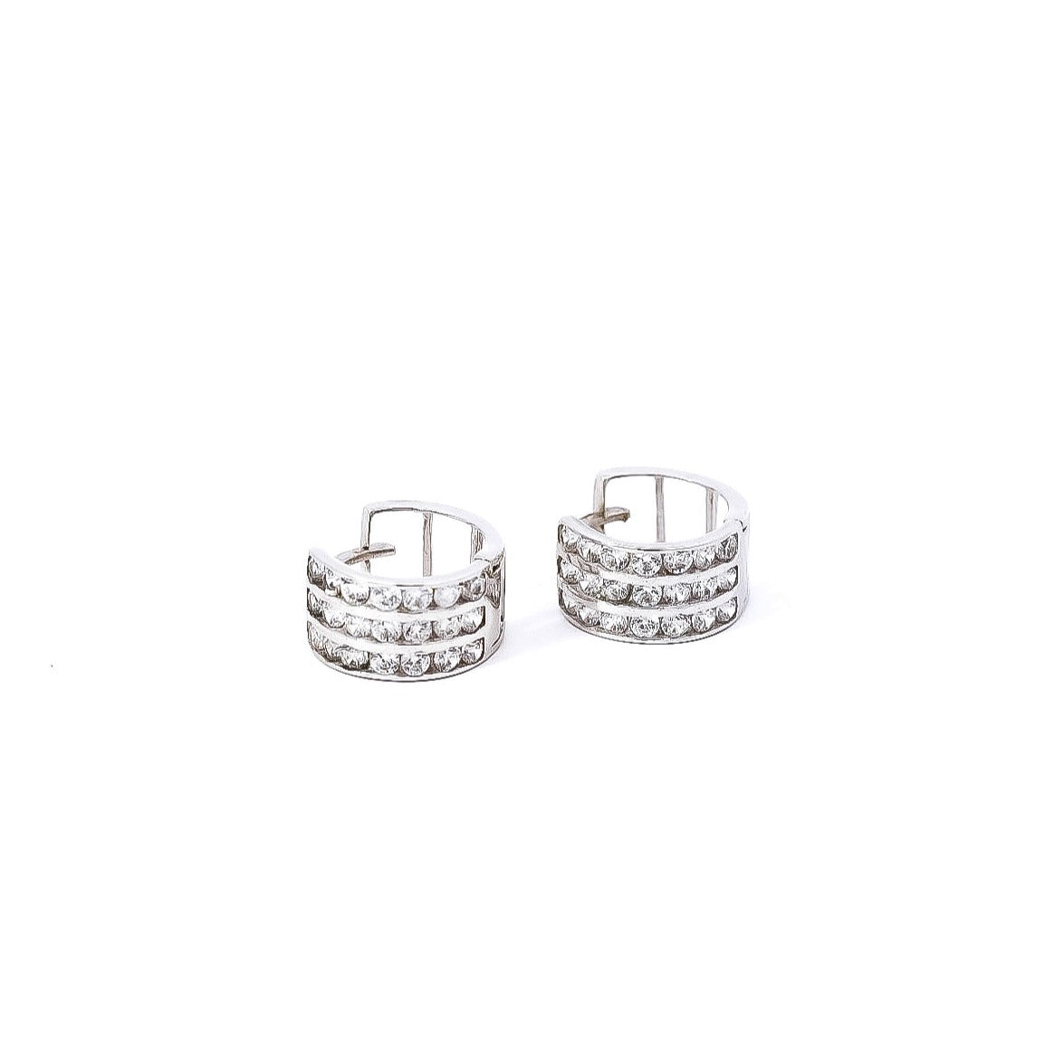 Aretes tipo huggies con circones de tres  líneas en oro blanco 18kt