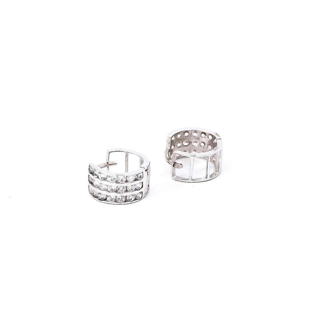 Aretes tipo huggies con circones de tres  líneas en oro blanco 18kt