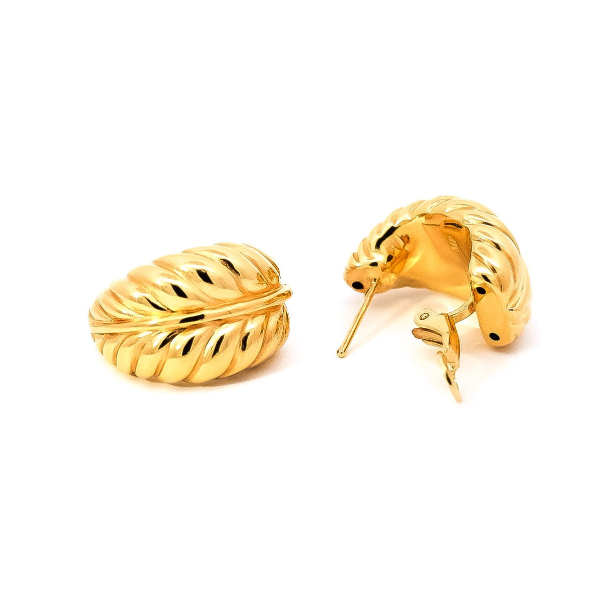 Aretes oro amarillo 18kt diseño de hojas con cierre omega