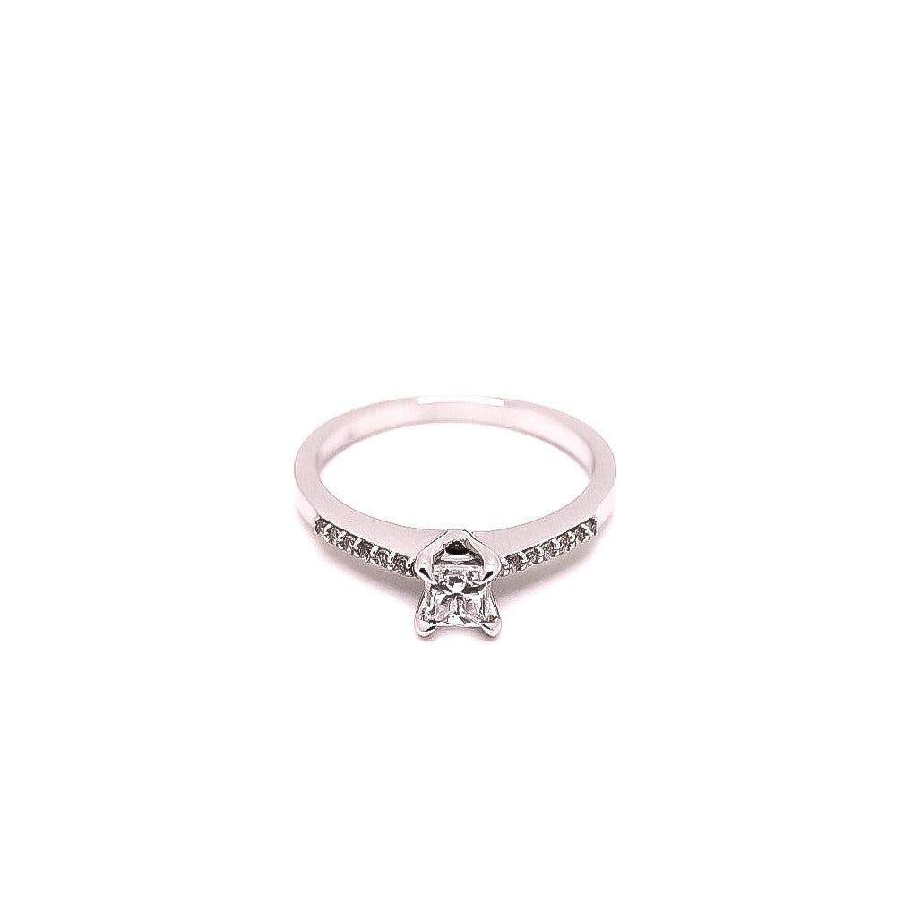 Anillo de compromiso en oro blanco 18kt con diamantes corte princesa