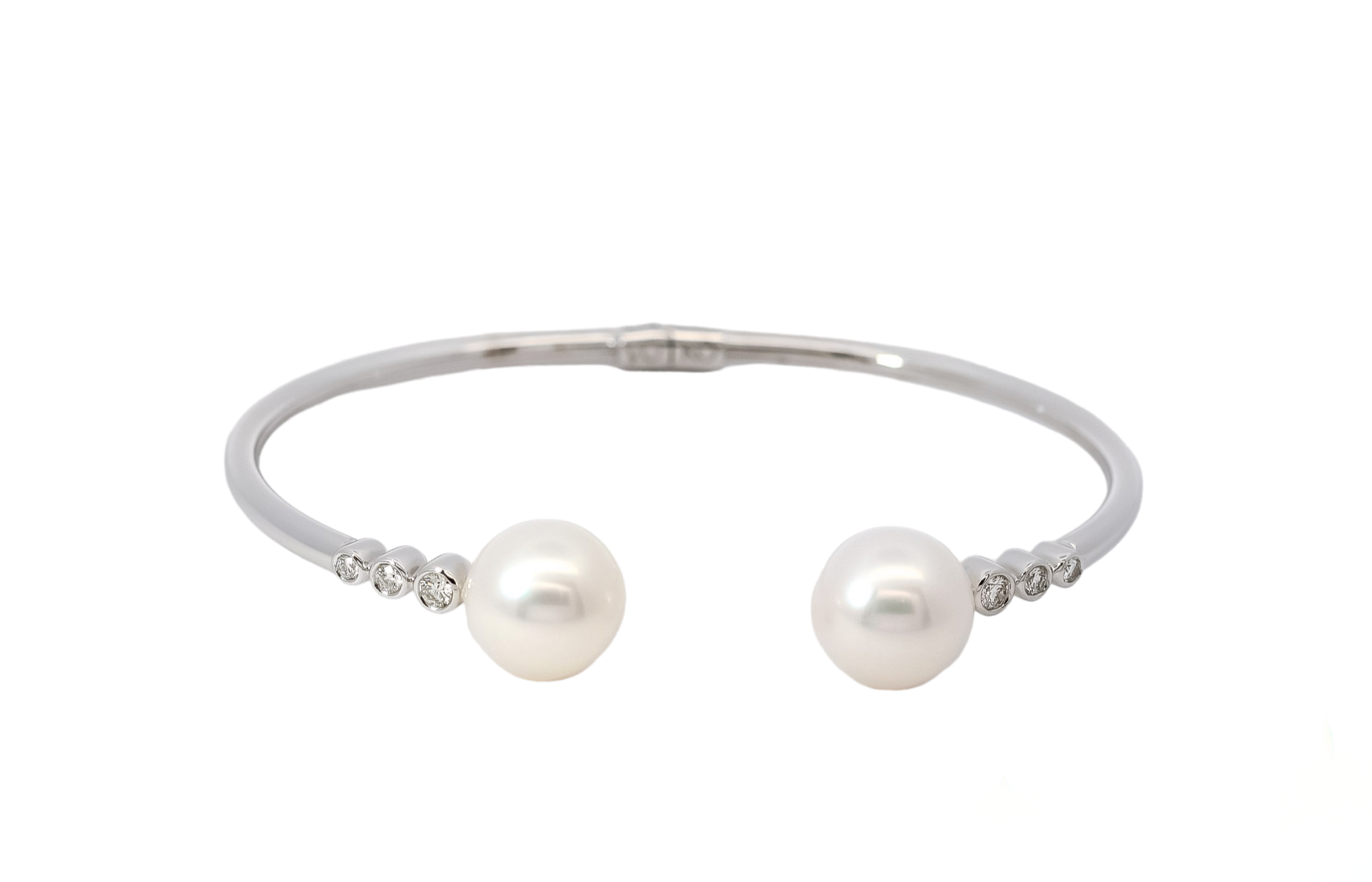 Pulsera tipo caña en oro blanco 18k con perlas blancas y diamantes