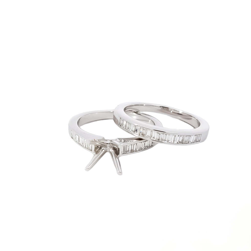 Juego de montura y alianza  con diamantes corte baguette  laterales montados a canal  en oro blanco 18kt