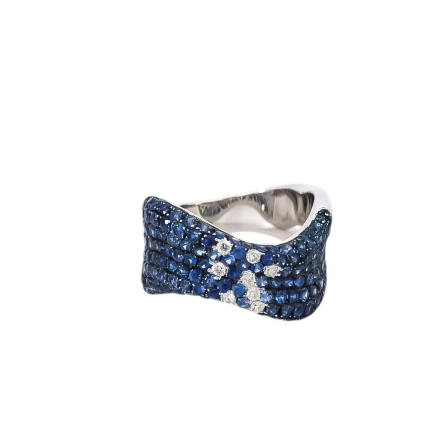 Anillo ancho en oro blanco 18kt con diamantes y zafiros