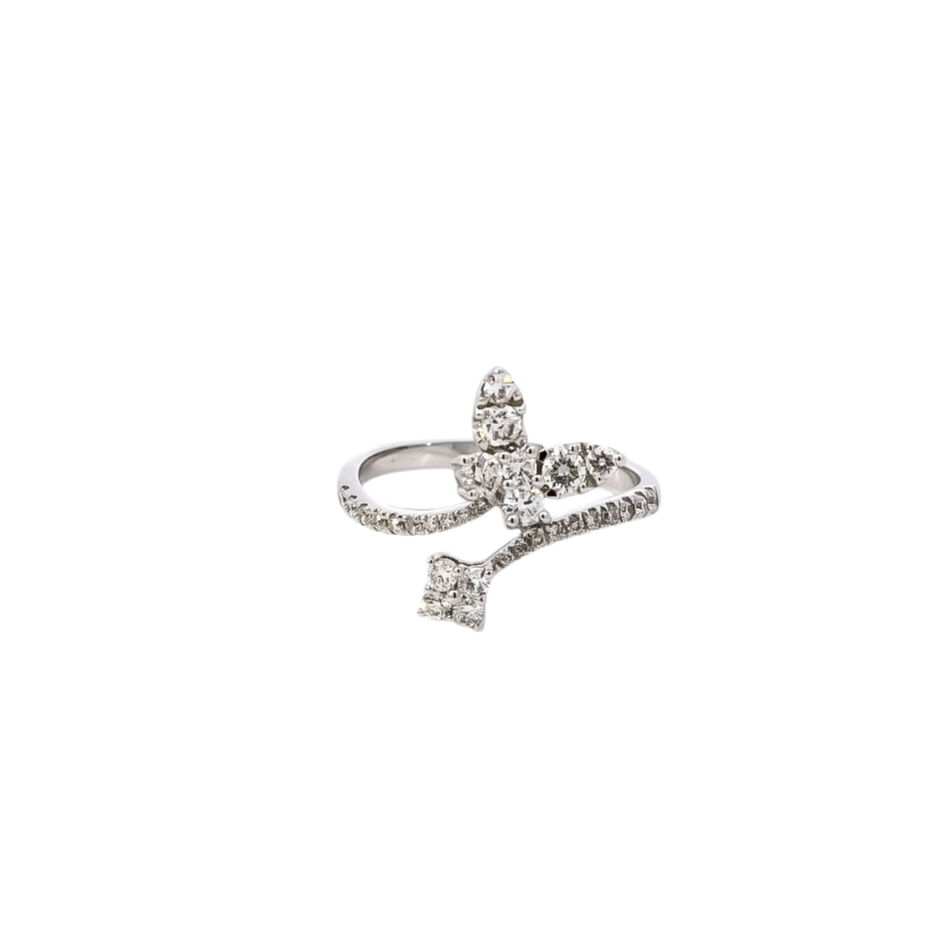 Anillo oro blanco 18kt diseño de mariposa con línea de diamantes entrelazadas