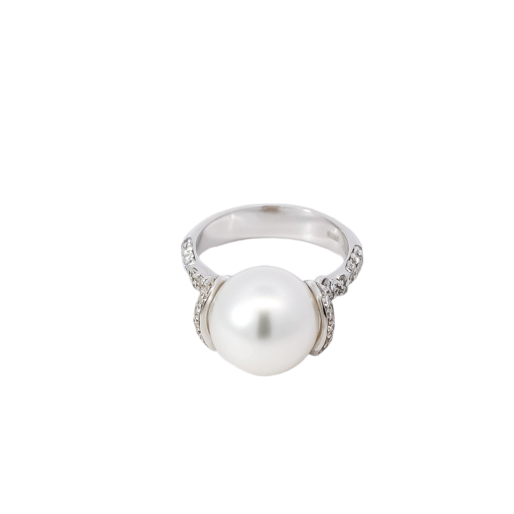 Anillo en oro blanco 18kt con diamantes y perla blanca