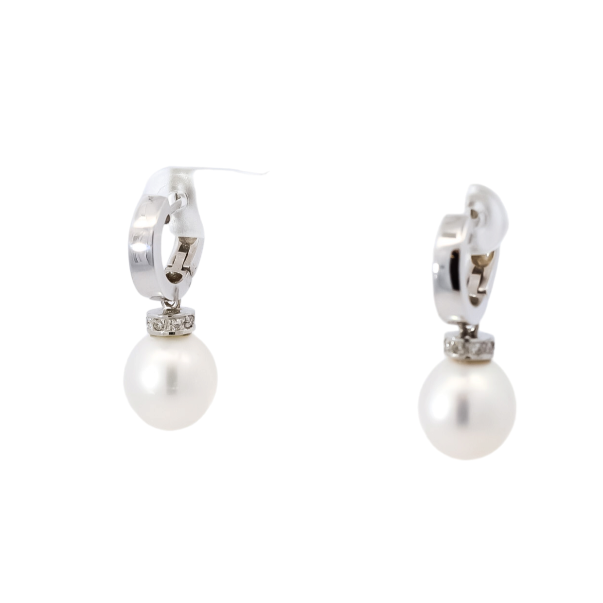 Arete tipo argolla oro blanco 18kt con diamantes y perlas