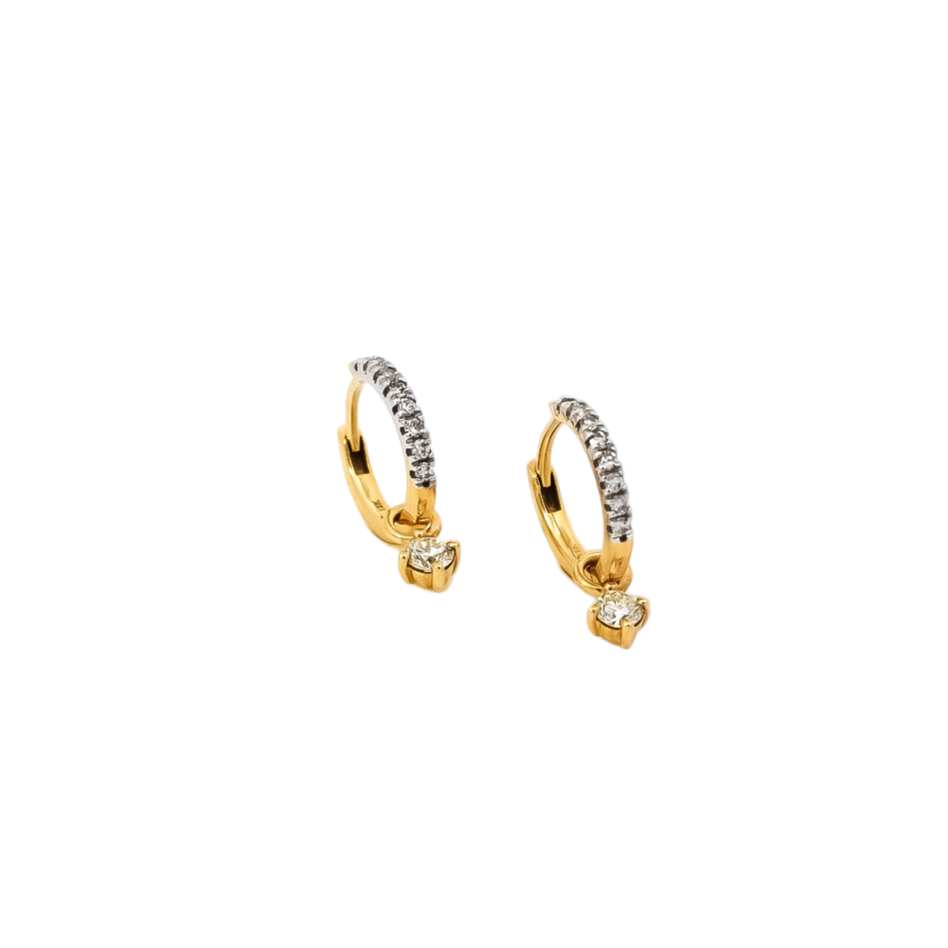 Aretes tipo argollas en oro amarillo 18kt  con dije puntos de diamantes